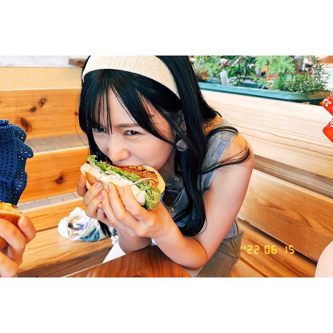 のインスタグラム：「. 去年の夏から1年がはやすぎますね この撮影のビーサンの日焼け痕 半年消えなかったよ🫥🫥」