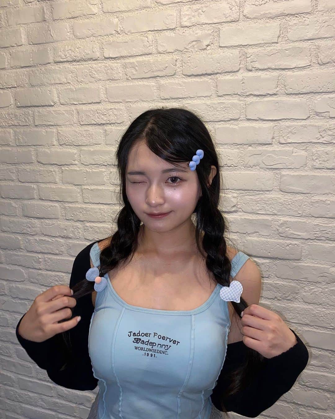 桐原美月のインスタグラム：「. ⁡ かわいいヘアピンに合わせて コーディネートしました🧊🤍 ⁡ ⁡ ⁡ ⁡ ⁡ ＿＿＿＿＿＿＿＿＿＿＿＿＿＿＿＿＿＿＿＿＿＿ ⁡ #오오티디 #데일리룩 #韓国ファッション #y2k #newjeans #平成ギャル #韓国ギャル #韓国ヘア #ロングヘア #シールエクステ  #フルバング #シースルー前髪 #韓国前髪 #ヨシンモリ #巻き髪アレンジ #巻き髪 #アイドル #グラビアアイドル #グラビア #キャミコーデ #ボレロカーディガン #カーディガンコーデ #スウェットパンツ #三つ編みアレンジ #三つ編み #韓国アクセ」