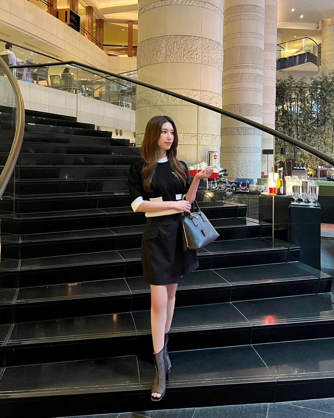 阿野いずみのインスタグラム：「よそゆきのコーデ♡  とはいえ、アフヌン食べに行っただけなんだけど🤭  🏷️ tops @prada  skirt @lily_brown_official  bag @prada  shoes @chico__official___   #夏服コーデ #骨格ウェーブコーデ #フェミニンコーデ #みんなのレディコーデ #グランドハイアット福岡 #福岡アフタヌーンティー #博多」