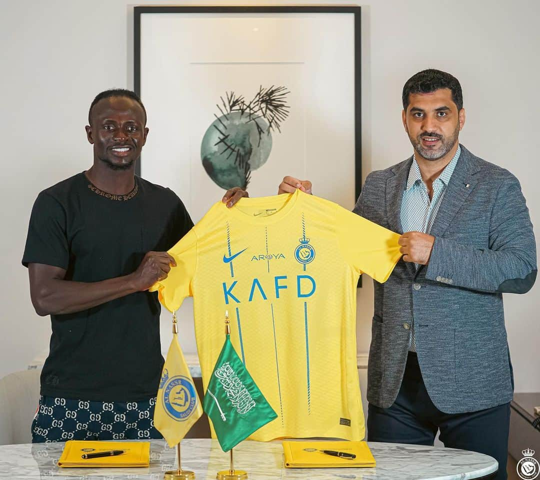 サディオ・マネのインスタグラム：「Alhamdoulilah 😁happy to be part of @alnassr club ♥️🙏🏿」