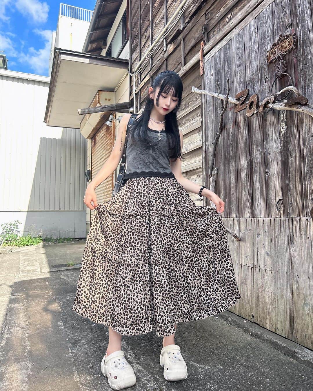 狐波ろんのインスタグラム：「普段着ない感じのすかーちゅ手に入れただ┣¨‡┣¨‡ ふりふりかわいいし着回しできそうでるんるんさん❗️結構まじおきに、めちゃ着るぴーす❤︎  #ダブルシー #ootd #오오티디 #ad」