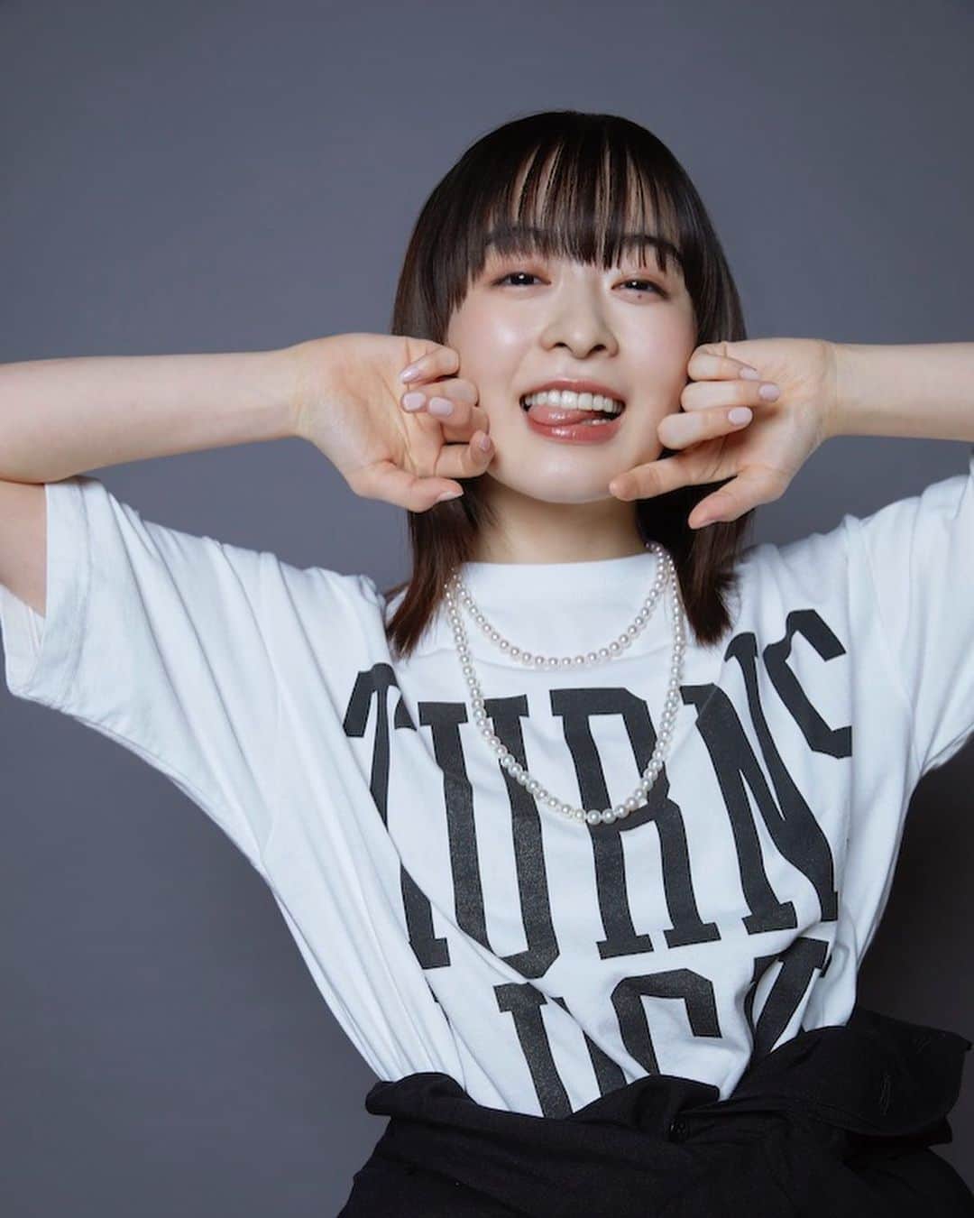 のインスタグラム：「【Tシャツと私 vol.3】 森七菜 「役に合わせてTシャツを選ぶ」  Tシャツがスタイリングの主役になる季節がやって来た。さまざまな役柄でTシャツを着用してきた俳優たちが、この夏リアルに着たいTシャツスタイルを披露。第1回目はアニメ映画『天気の子』やNetflixシリーズ『舞妓さんちのまかないさん』等で確固たる演技力と瑞々しさを放つ森七菜。絶賛公開中の最新主演映画『君は放課後インソムニア』についても聞いた。  インタビューはNumero.jpにて掲載中。  #numerotokyo #magazine #mode #fashion #art #culture #beauty #lifestyle #people #photo #tokyo #interview #森七菜」