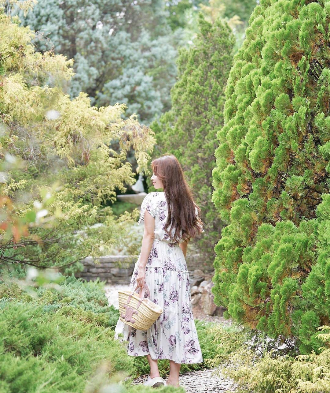 早川実季さんのインスタグラム写真 - (早川実季Instagram)「🕊️🌿  お花畑とかイングリッシュガーデンとかだいすき♡  #herlipto #ハーリップトゥー #celine #セリーヌ」8月3日 20時05分 - hayakawa_miki
