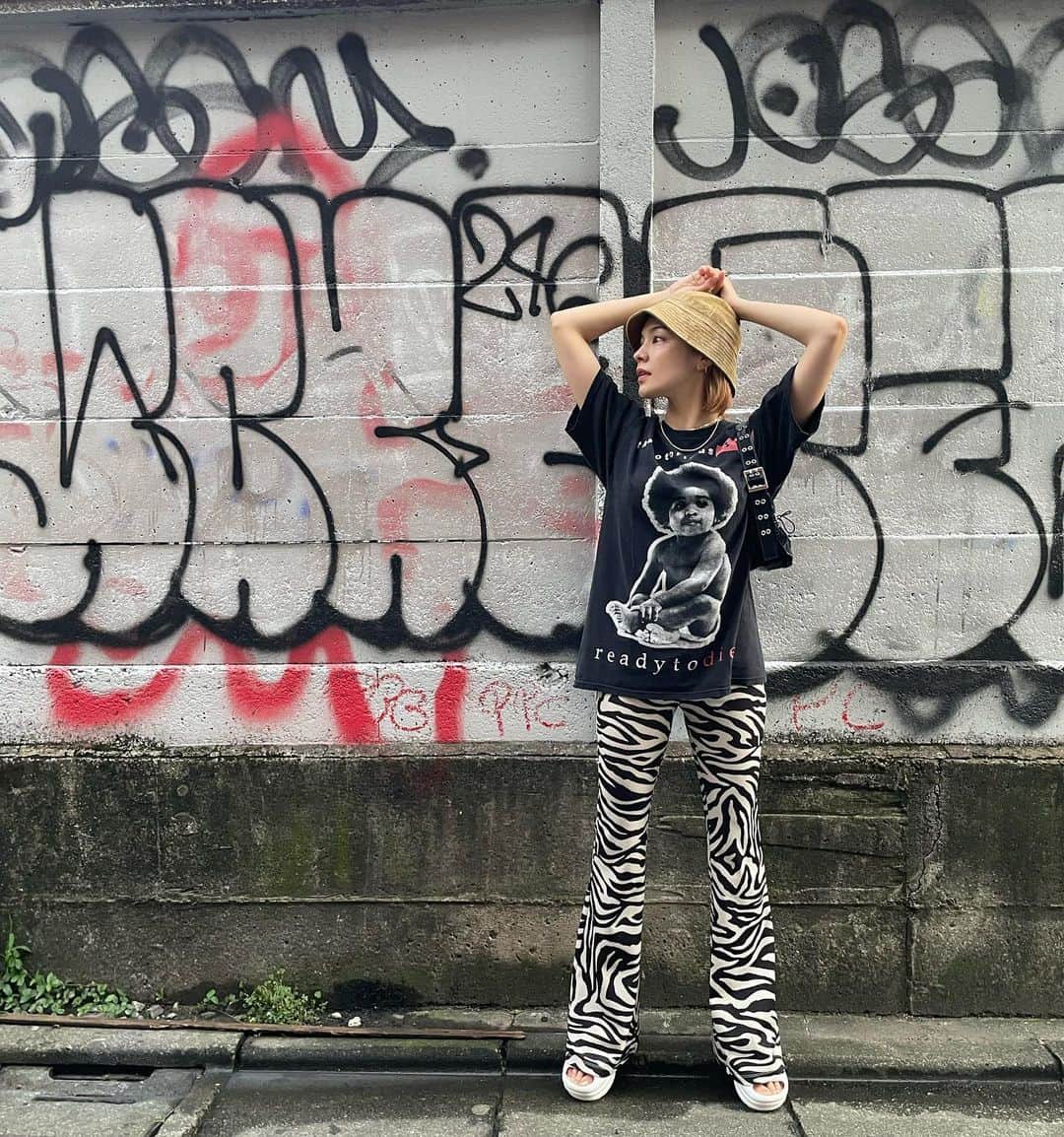 ステファニーのインスタグラム：「🦓❤️‍🔥💭 いつの私服。 お気に入りの古着と帽子、たまにはパンチの効いたパンツにベイマックスみたいな可愛いシューズ♡  #love #fashion #outfit #低身長コーデ #ugg」