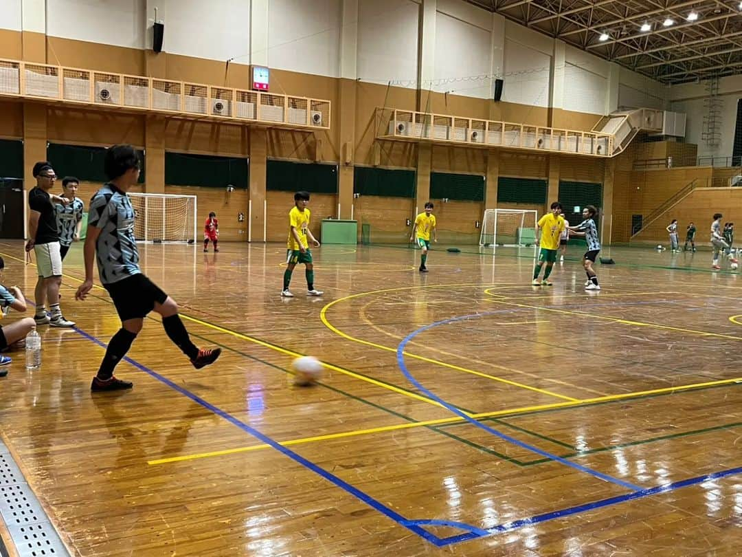 ユニクスさんのインスタグラム写真 - (ユニクスInstagram)「#北区リーグ 2023.7.29 #第二節  VS PELADA FUTSAL ○13-5(4-5)  FP10名も揃って結果は圧勝だったけど、 前半の連続失点で試合を難しくしてしまいました。 ハーフタイムでセット変えしてからは安定的に戦えたかと思います。  DFを抜く選手、緩くなる部分が一番の課題です。  まぁでもみんないい顔してますね！！  ◆メンバー FP10 GL1 スタッフ2 応援2  トータル #2勝 暫定2位  勇気づけられる応援ありがとうございました🙋  次回、8/12北区民体育会→連覇がかかります⚽⚽  #フットサル #futsal #社会人リーグ #フットサルリーグ #北区フットサルリーグ #ユニクス #UNIQS #滝野川体育館 #対戦結果 #勝利 #北区サッカー協会」8月3日 20時10分 - fc.uniqs