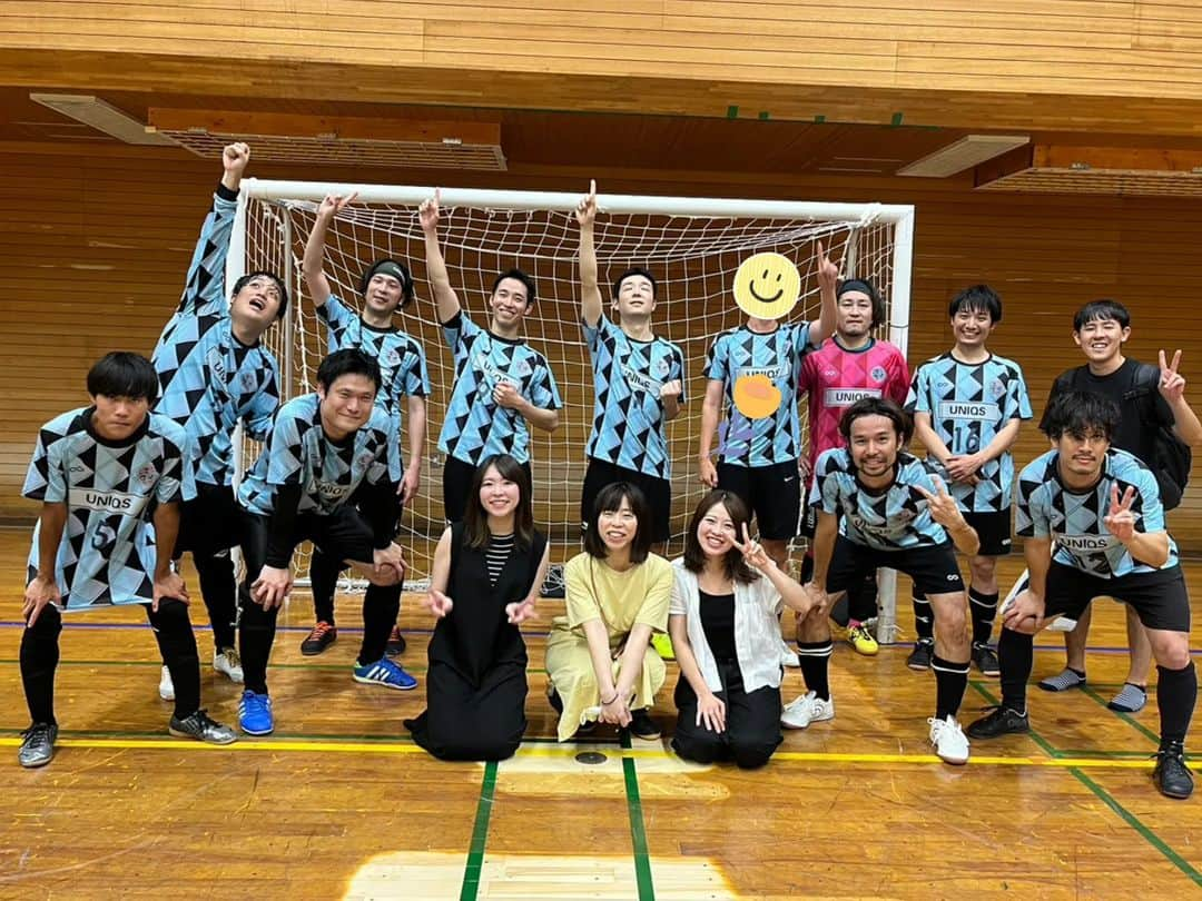 ユニクスさんのインスタグラム写真 - (ユニクスInstagram)「#北区リーグ 2023.7.29 #第二節  VS PELADA FUTSAL ○13-5(4-5)  FP10名も揃って結果は圧勝だったけど、 前半の連続失点で試合を難しくしてしまいました。 ハーフタイムでセット変えしてからは安定的に戦えたかと思います。  DFを抜く選手、緩くなる部分が一番の課題です。  まぁでもみんないい顔してますね！！  ◆メンバー FP10 GL1 スタッフ2 応援2  トータル #2勝 暫定2位  勇気づけられる応援ありがとうございました🙋  次回、8/12北区民体育会→連覇がかかります⚽⚽  #フットサル #futsal #社会人リーグ #フットサルリーグ #北区フットサルリーグ #ユニクス #UNIQS #滝野川体育館 #対戦結果 #勝利 #北区サッカー協会」8月3日 20時10分 - fc.uniqs