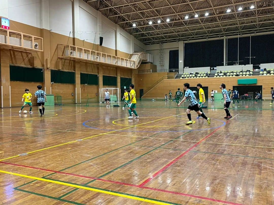 ユニクスさんのインスタグラム写真 - (ユニクスInstagram)「#北区リーグ 2023.7.29 #第二節  VS PELADA FUTSAL ○13-5(4-5)  FP10名も揃って結果は圧勝だったけど、 前半の連続失点で試合を難しくしてしまいました。 ハーフタイムでセット変えしてからは安定的に戦えたかと思います。  DFを抜く選手、緩くなる部分が一番の課題です。  まぁでもみんないい顔してますね！！  ◆メンバー FP10 GL1 スタッフ2 応援2  トータル #2勝 暫定2位  勇気づけられる応援ありがとうございました🙋  次回、8/12北区民体育会→連覇がかかります⚽⚽  #フットサル #futsal #社会人リーグ #フットサルリーグ #北区フットサルリーグ #ユニクス #UNIQS #滝野川体育館 #対戦結果 #勝利 #北区サッカー協会」8月3日 20時10分 - fc.uniqs