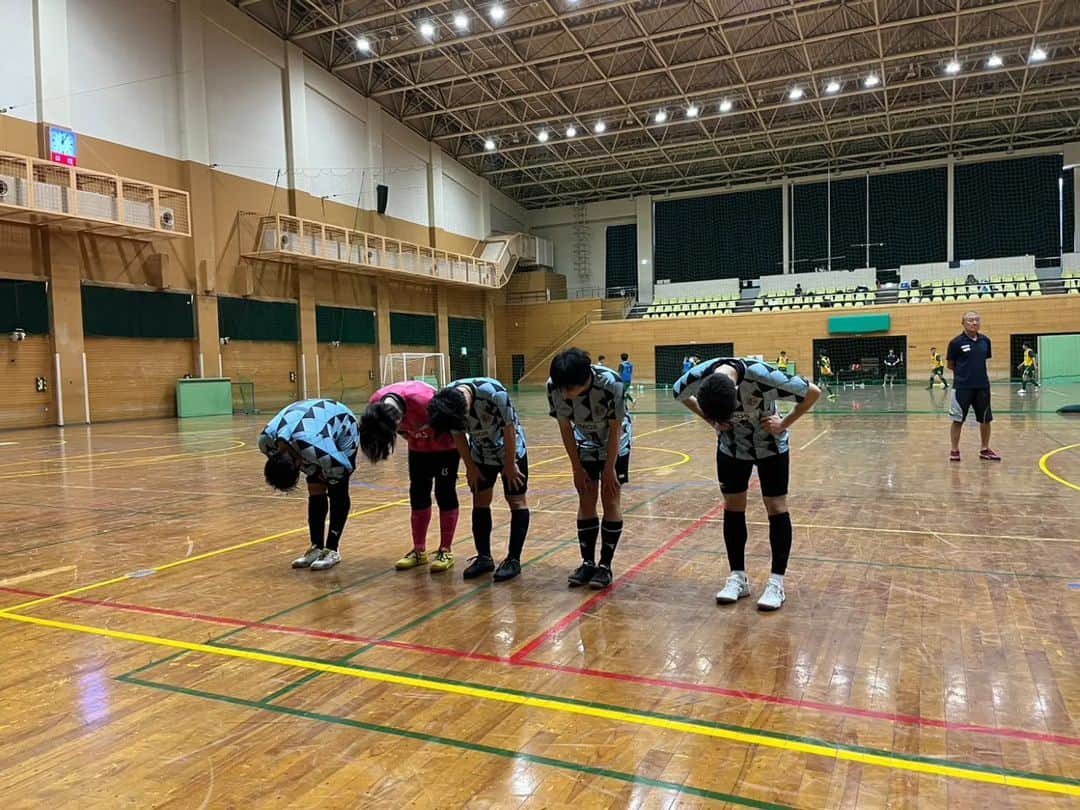 ユニクスさんのインスタグラム写真 - (ユニクスInstagram)「#北区リーグ 2023.7.29 #第二節  VS PELADA FUTSAL ○13-5(4-5)  FP10名も揃って結果は圧勝だったけど、 前半の連続失点で試合を難しくしてしまいました。 ハーフタイムでセット変えしてからは安定的に戦えたかと思います。  DFを抜く選手、緩くなる部分が一番の課題です。  まぁでもみんないい顔してますね！！  ◆メンバー FP10 GL1 スタッフ2 応援2  トータル #2勝 暫定2位  勇気づけられる応援ありがとうございました🙋  次回、8/12北区民体育会→連覇がかかります⚽⚽  #フットサル #futsal #社会人リーグ #フットサルリーグ #北区フットサルリーグ #ユニクス #UNIQS #滝野川体育館 #対戦結果 #勝利 #北区サッカー協会」8月3日 20時10分 - fc.uniqs