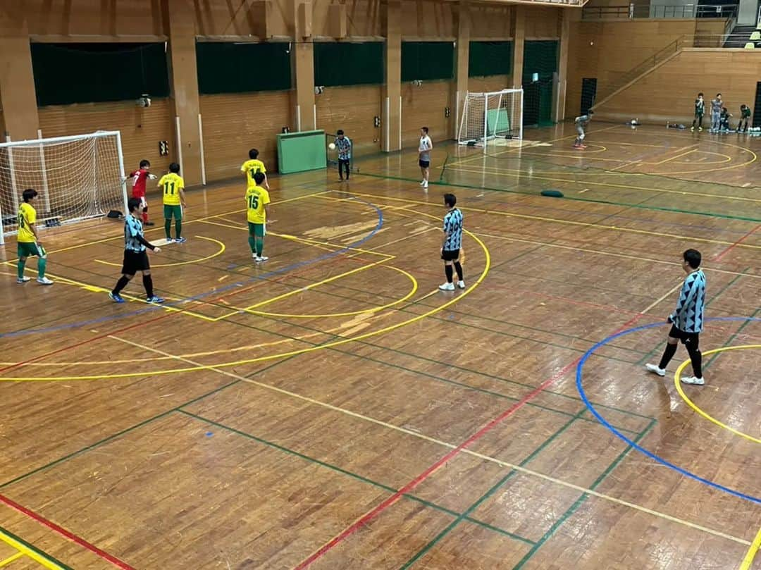 ユニクスさんのインスタグラム写真 - (ユニクスInstagram)「#北区リーグ 2023.7.29 #第二節  VS PELADA FUTSAL ○13-5(4-5)  FP10名も揃って結果は圧勝だったけど、 前半の連続失点で試合を難しくしてしまいました。 ハーフタイムでセット変えしてからは安定的に戦えたかと思います。  DFを抜く選手、緩くなる部分が一番の課題です。  まぁでもみんないい顔してますね！！  ◆メンバー FP10 GL1 スタッフ2 応援2  トータル #2勝 暫定2位  勇気づけられる応援ありがとうございました🙋  次回、8/12北区民体育会→連覇がかかります⚽⚽  #フットサル #futsal #社会人リーグ #フットサルリーグ #北区フットサルリーグ #ユニクス #UNIQS #滝野川体育館 #対戦結果 #勝利 #北区サッカー協会」8月3日 20時10分 - fc.uniqs