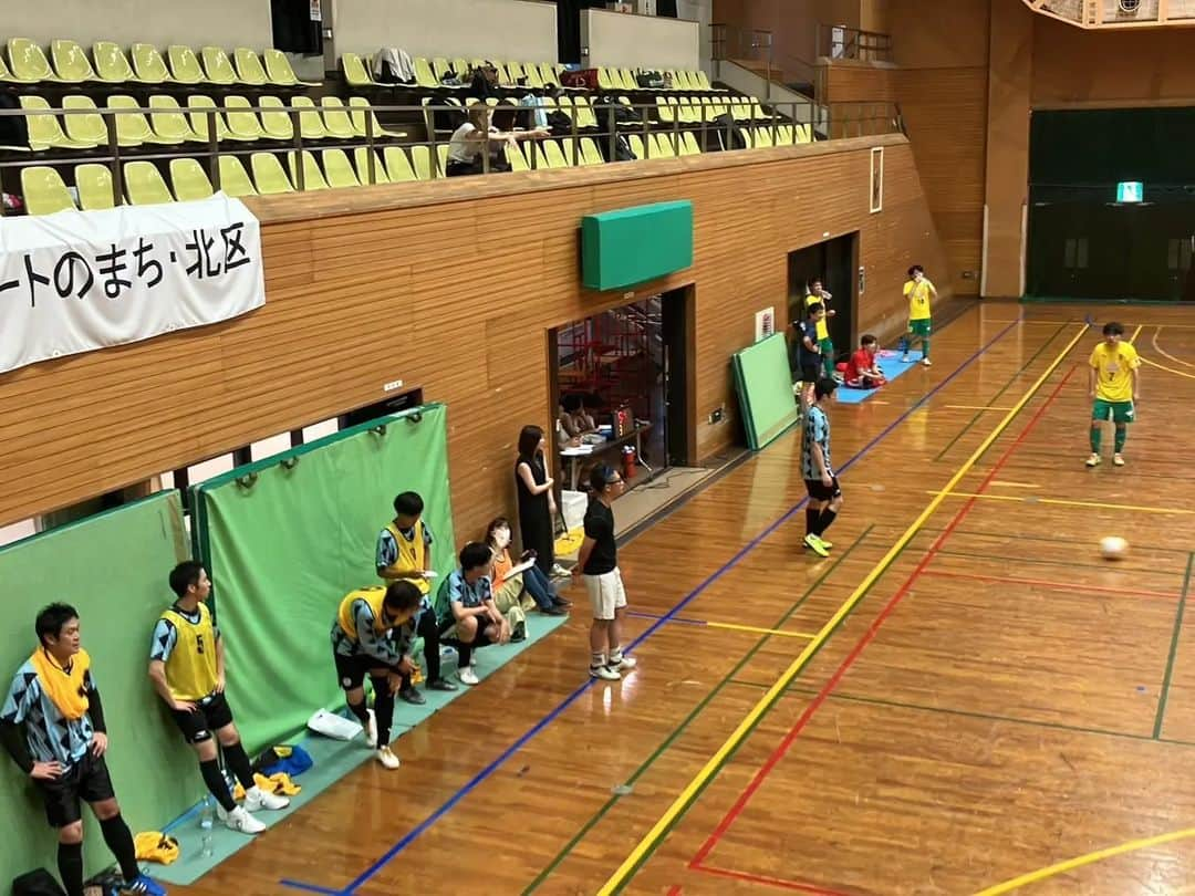 ユニクスさんのインスタグラム写真 - (ユニクスInstagram)「#北区リーグ 2023.7.29 #第二節  VS PELADA FUTSAL ○13-5(4-5)  FP10名も揃って結果は圧勝だったけど、 前半の連続失点で試合を難しくしてしまいました。 ハーフタイムでセット変えしてからは安定的に戦えたかと思います。  DFを抜く選手、緩くなる部分が一番の課題です。  まぁでもみんないい顔してますね！！  ◆メンバー FP10 GL1 スタッフ2 応援2  トータル #2勝 暫定2位  勇気づけられる応援ありがとうございました🙋  次回、8/12北区民体育会→連覇がかかります⚽⚽  #フットサル #futsal #社会人リーグ #フットサルリーグ #北区フットサルリーグ #ユニクス #UNIQS #滝野川体育館 #対戦結果 #勝利 #北区サッカー協会」8月3日 20時10分 - fc.uniqs