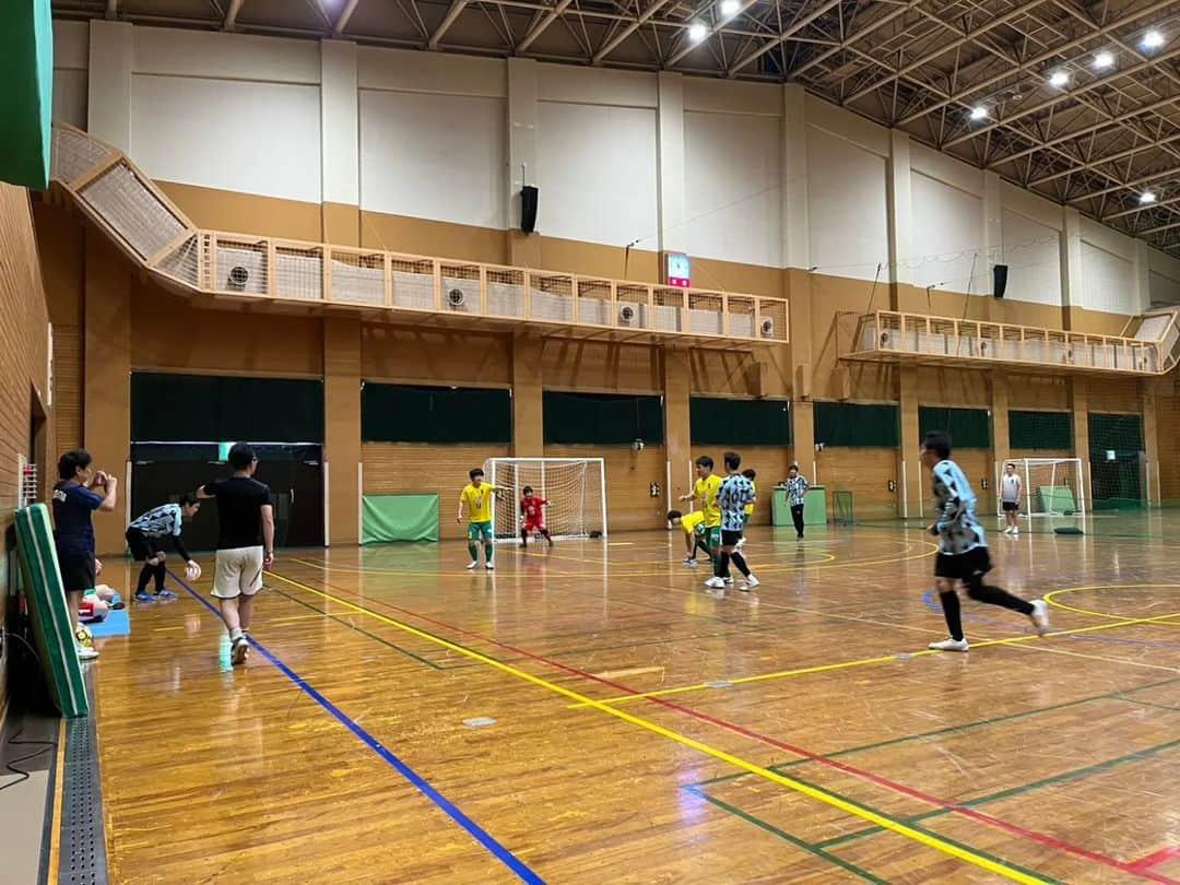 ユニクスさんのインスタグラム写真 - (ユニクスInstagram)「#北区リーグ 2023.7.29 #第二節  VS PELADA FUTSAL ○13-5(4-5)  FP10名も揃って結果は圧勝だったけど、 前半の連続失点で試合を難しくしてしまいました。 ハーフタイムでセット変えしてからは安定的に戦えたかと思います。  DFを抜く選手、緩くなる部分が一番の課題です。  まぁでもみんないい顔してますね！！  ◆メンバー FP10 GL1 スタッフ2 応援2  トータル #2勝 暫定2位  勇気づけられる応援ありがとうございました🙋  次回、8/12北区民体育会→連覇がかかります⚽⚽  #フットサル #futsal #社会人リーグ #フットサルリーグ #北区フットサルリーグ #ユニクス #UNIQS #滝野川体育館 #対戦結果 #勝利 #北区サッカー協会」8月3日 20時10分 - fc.uniqs