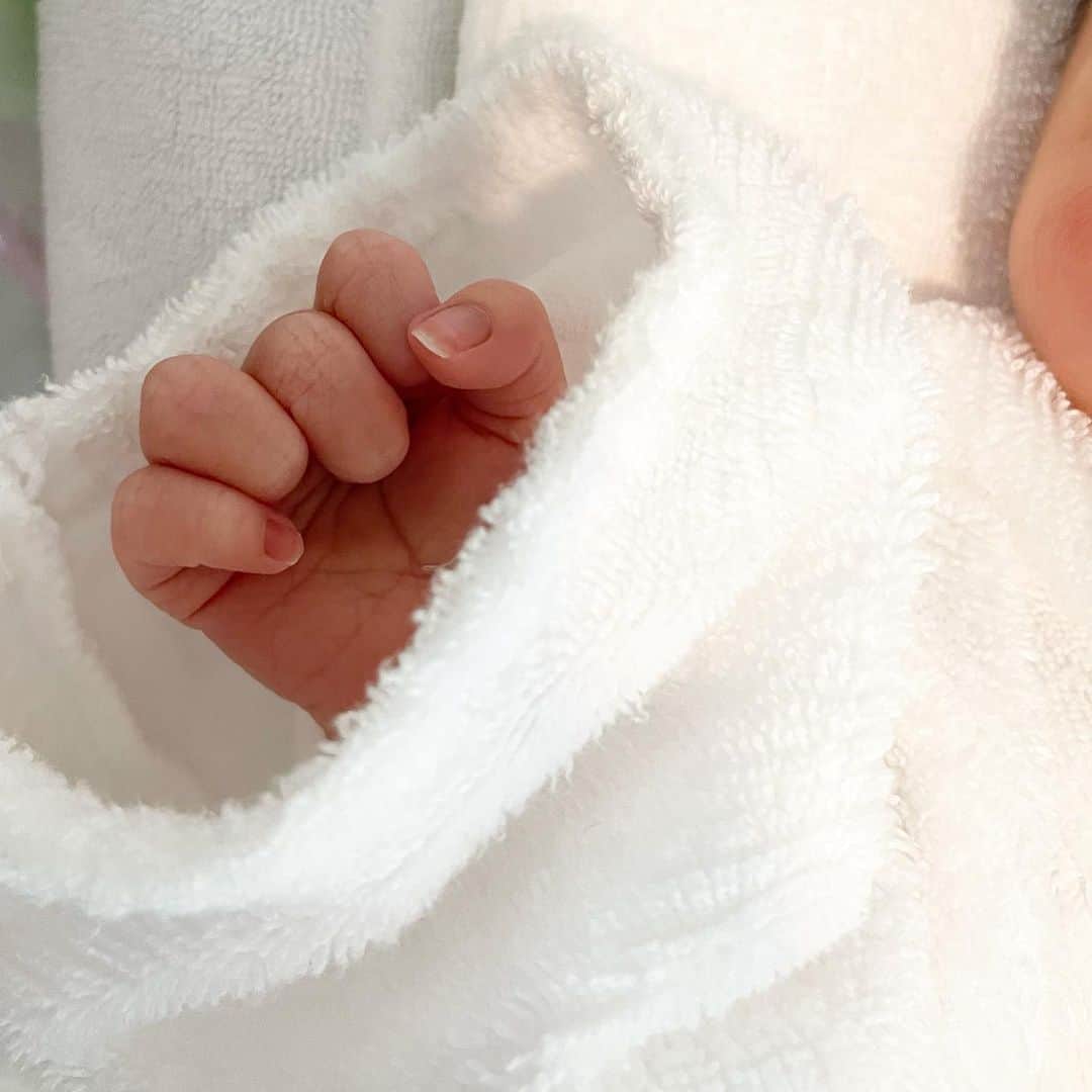 宮澤智のインスタグラム：「★ ご報告  私ごとで恐縮ですが 先日、第一子が誕生しました。  産声を聞いた時は嬉しさが込み上げてきて、 胸がいっぱいになりました。 妊娠中から応援し気遣ってくださった周りの方々には感謝の気持ちでいっぱいです。  新しい尊い命を全力で守るべく 家族みんなで力を合わせ 日々成長していきたいと思います！  宮澤智」