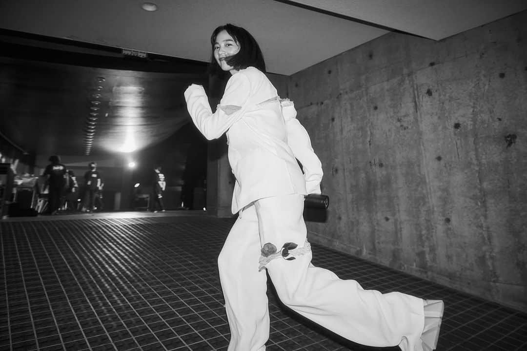 のん（能年玲奈）のインスタグラム：「今日はKAIWA(RE)CORD６周年！ 今年は新譜を出して気合いの入った年になりました。尊敬する素晴らしい方達と音楽を作って、ライブをやって、みんなでお祭り気分で楽しかった。 一緒に楽しんでくれるみんなのおかげ。いつもありがとう！ またライブで会おうね！  そして、KAIWA(RE)CORD6周年グッズを発表する予定なので待っててね。今度はそれ着て会えたら良いねえ。  Photo: @kentarominami_  Styling: @izumimachino Hair&Make up: Shie Kanno  #KAIWAreCORD #カイワレコード」
