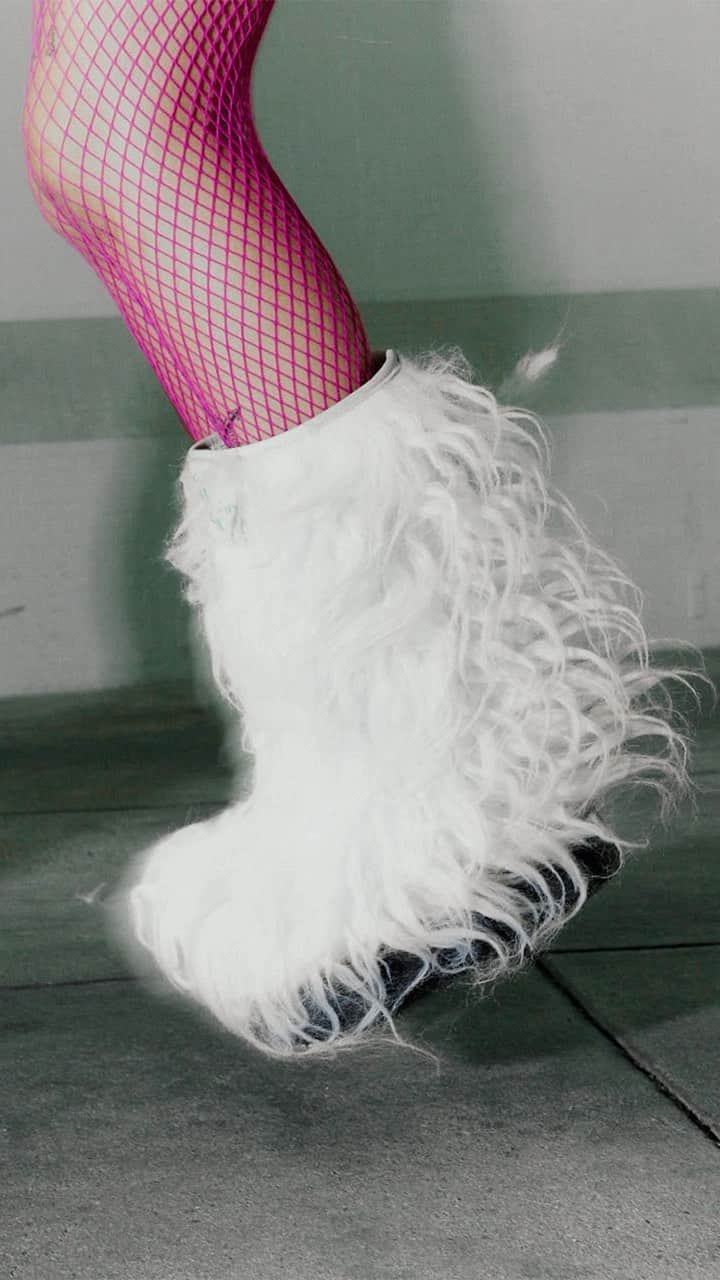 のインスタグラム：「(Re)introducing JETTY 1  Built in the 90’s featuring a white fur exterior and a black sole, these boots will be sure to turn heads wherever you go.  Available in sizes 39 and 40. #SWEARVault」