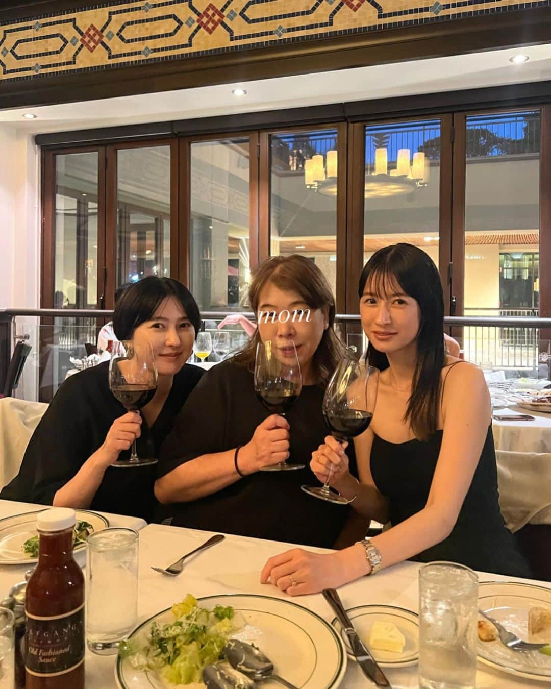松本恵奈のインスタグラム：「ディナーはみんなが大好きな【ウルフギャング】に行ってきました♡ 海で沢山泳いだあとのお肉って最高でしかない😂赤ワインもおいしー🍷♡ 1枚目の家族写真すごくお気に入りです♡いつもすっぴん、パジャマとかなのでこんなにちゃんとした3ショットは本当レアすぎる😂  りここのアロハワンピースも可愛かったから載せとくね🌺  集合写真は気づいたら撮り終わってたのでみんな顔作れてないけどこれも記念😂♡ #hawaii #ハワイ #summervacation #家族旅行 #ウルフギャング」
