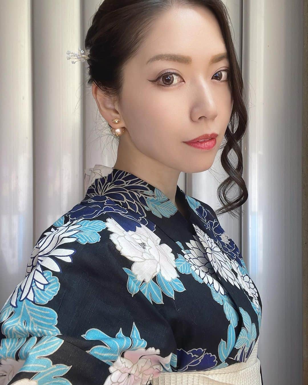 のインスタグラム：「思いっきり7月投稿忘れてました！ うっかりさん！ 7月は極東ファロスキッカーでのライブは2本、それから友達と浴衣を着てお祭りに行ったけれど人が多過ぎてすぐ断念したりしました。 でも浴衣着るの好きなので満足です。 8月は20日にBOØWYコピーバンドのBOØSTERSが六本木BAUHAUS、25日に極東ファロスキッカーが下北沢club Que、26日もファロキで名古屋得三！ よろしくねぇ！ #1枚目の前髪DNA #浴衣 #yukata #極東ファロスキッカー #boosters」