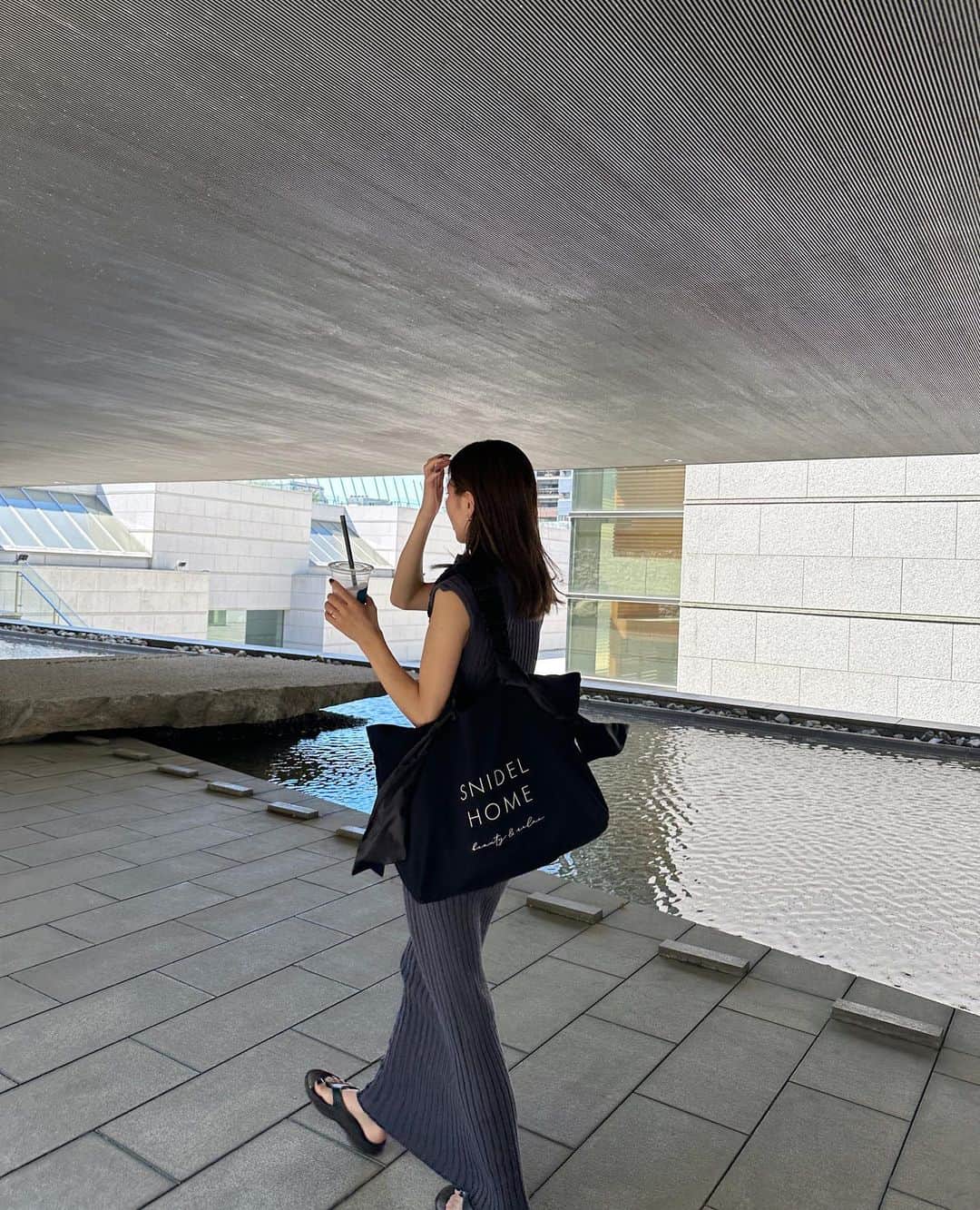 神田希未菜さんのインスタグラム写真 - (神田希未菜Instagram)「. 中にあるカフェのパンと苺ミルクが好きで よく行く美術館🤭🩶  最近とにかく大人が持ってる物全部気になる様子👶🏻🖐🏻  #東京現代美術館  #2階のサンドイッチ」8月3日 20時17分 - ___kimi3___