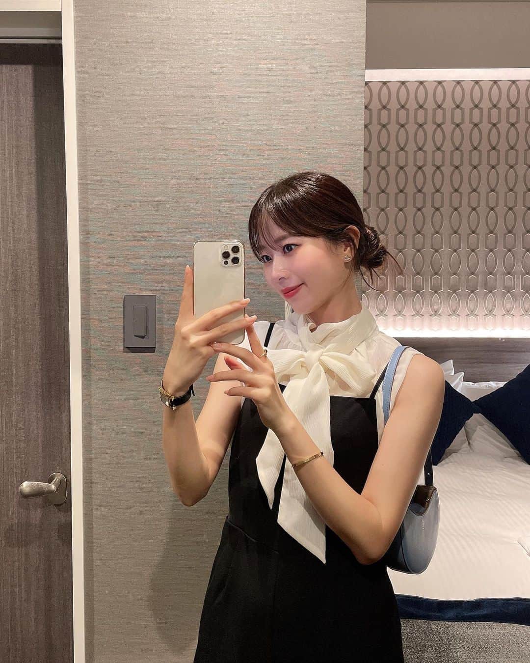 ハンナミのインスタグラム：「この日の 新作キャミサロペットに ブラウス合わせが好評だった🩵  salopette #eneu (8.4~ 発売) blouse #eneu bag #noesi」