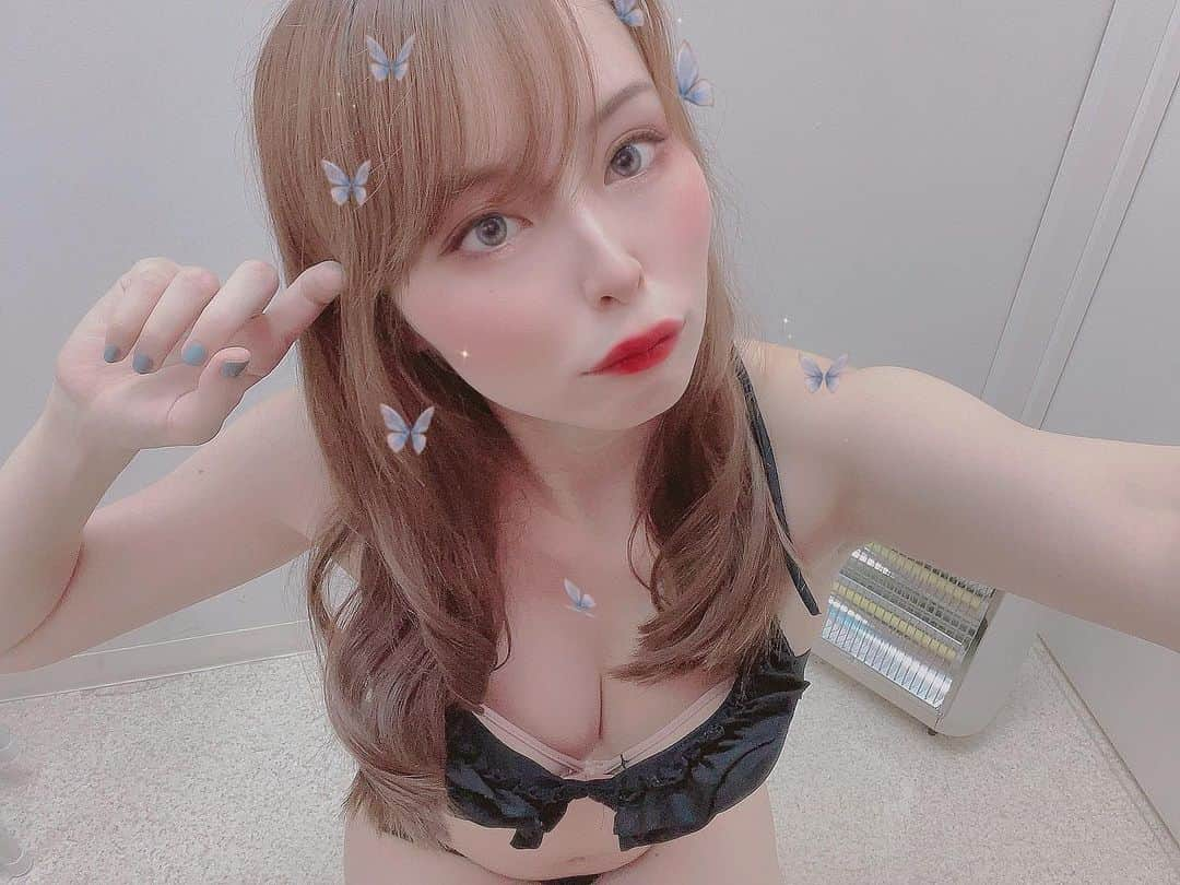 和田真里のインスタグラム：「花葡萄ホステス🩵 ． #温泉モデル #温泉女子 #混浴女子 #温泉旅館 #温泉旅行 #温泉めぐり #温泉デート 🫶🏻 #混浴 #温泉ソムリエ #野湯 #秘湯 🤫♨️  #photo #travel 📸 #一人旅 #旅好きな人と繋がりたい #旅スタグラム 🌎🗺 #銀座 #銀座クラブ #ホステス #歌舞伎町 #六本木 🏰 #ガールズバー #キャバ嬢 #ラウンジ嬢 #スナック #ホスト 🍾✴︎ #銀座ホステス #グラビアアイドル #わだまり 👸🏻‪ #30代コーデ 👗♥️」