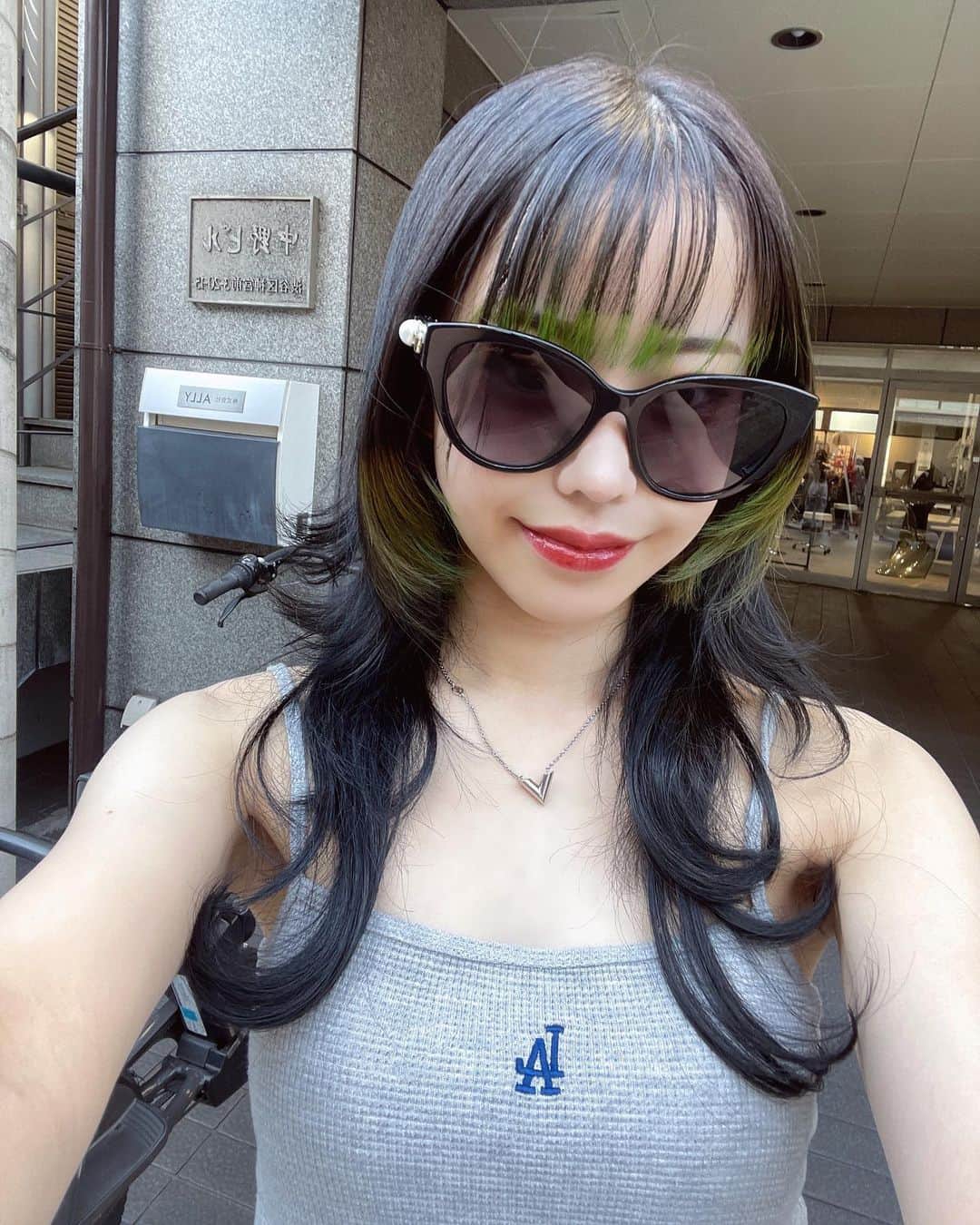 かすこんねぅのインスタグラム：「関コレ前に髪の毛染めてもラタ~‼️ 髪の毛が脇に刺さって脇毛に見えなくもない @a.sugar519 いつも𝓣𝓱𝓪𝓷𝓴 𝔂𝓸𝓾✨️」