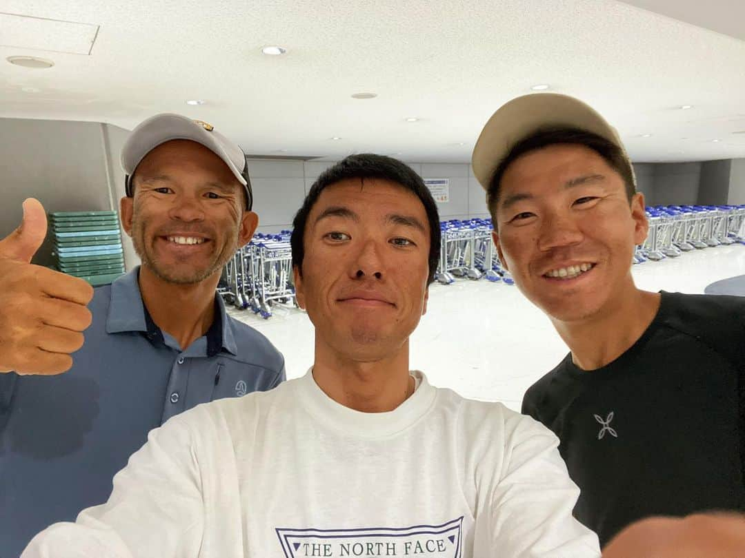 石川直樹のインスタグラム：「With #KazuyaHiraide and #KenroNakajima In Narita Airport. They have opened on the north face of Tirich Mir（7708m）in Pakistan. Great! ティリチミール北壁に新ルートから登頂した平出さん、中島さんと、たまたま同じ便で、パキスタンから帰国！ 平出さんは10年くらい前にアマダブラム北稜登攀を撮影してもらって以来、中島さんとは初対面。2人ともすごいっす。 平出さんに「痩せましたね」と言ったら、自分のほうがもっと痩せていた…今回、52キロ台まで体重が落ちました😭 仕事関係の皆さま、明日からメール返信をはじめます。よろしくお願い申し上げます。」