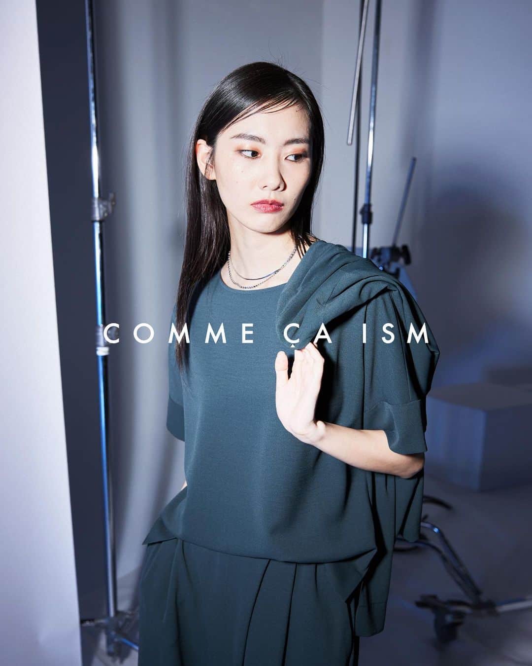 のインスタグラム：「#commecaism #コムサイズム #ファッション #ファッションコーデ #セットアップ #セットアップコーデ #セットアップスーツ #セットアップスタイル #オフィスコーデ #オフィスカジュアル #グリーンコーデ   @commecaism_official」