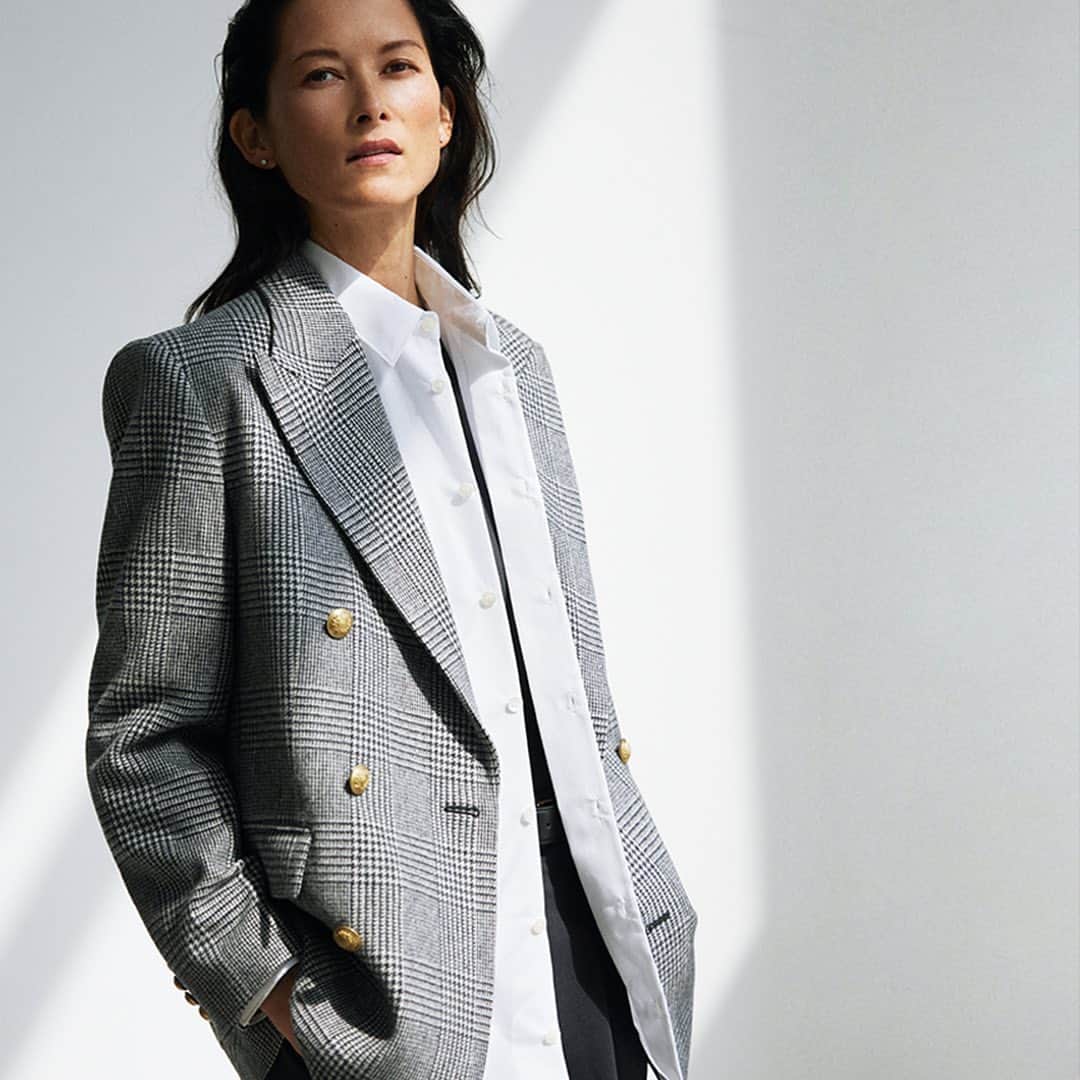 のインスタグラム：「MY STYLE  トレンドに流されすぎず自分の感性を大切にする、しなやかな大人の女性像を描くHAUNT。 ファッションへの自分軸がブレない、シンプルモードな “カッコ良さ”と“女っぽさ”を表現します。  Special Thanks Photography @akaomasanori Hair&Make-up @8cid Styling Mie Saito Model @angelarey__ Edit @sairisamoon  #hauntdaikanyama #ハウント代官山 #haunt代官山  #mystyle #23fw」