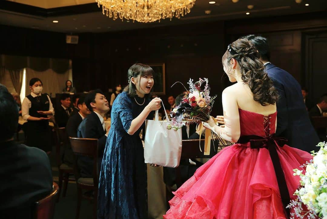 マリエカリヨン名古屋さんのインスタグラム写真 - (マリエカリヨン名古屋Instagram)「@marieecarillon . もはや結婚式の定番？！な ドレス&タキシードの色当てクイズ 盛り上がること間違いなし🫶🏻✨ . ▼ブライダルフェアは インスタのTOPからご予約が出来ます⚐ ＞＞＞ @marieecarillon . @marieecarillonをフォローして #マリエカリヨン #マリエカリヨン名古屋 のハッシュタグをつけて お写真を投稿してみてくださいね✳︎ . こちらの公式IG（@marieecarillon） で取り上げさせていただきます♡ . #式場見学 #プレ花嫁 #結婚式準備 #プロポーズされました #入籍 #婚約 #ブライダルフェア #名古屋結婚式 #愛知プレ花嫁 #ウェディングレポ  #大聖堂  #大人可愛い #卒花しました #式場迷子 #披露宴会場  #式場選び #日本中の花嫁さんと繋がりたい #東海花嫁 #名古屋花嫁 #mydress #nagoya  #weddingdress #weddingparty #ウエディングフォトの日 #ドレス色当てクイズ #披露宴演出#カラードレス #カラードレスヘア」8月6日 12時00分 - marieecarillon