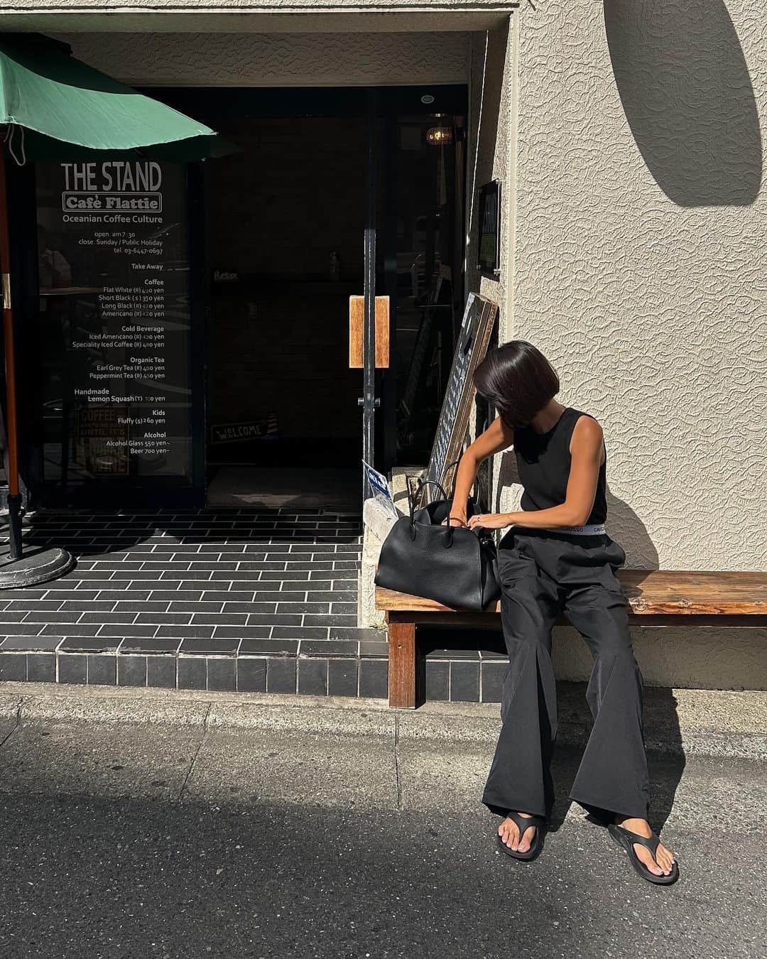 MOYAのインスタグラム：「きょうふく🖤 相変わらずblackコーデな日々。 異素材を組み合わせるようにしてます🙂 髪もblackにしてもらってバッサリ💇🏻‍♀️  やっぱりこの長さがしっくりきます♡  #cavezarosso #newhair #ミニボブ」