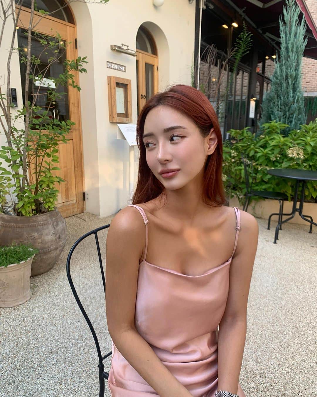 キム・ボラムのインスタグラム：「아무리 더워도 난 테라스가 좋아 🔥 - - - @lerame_official #르라미메이드」