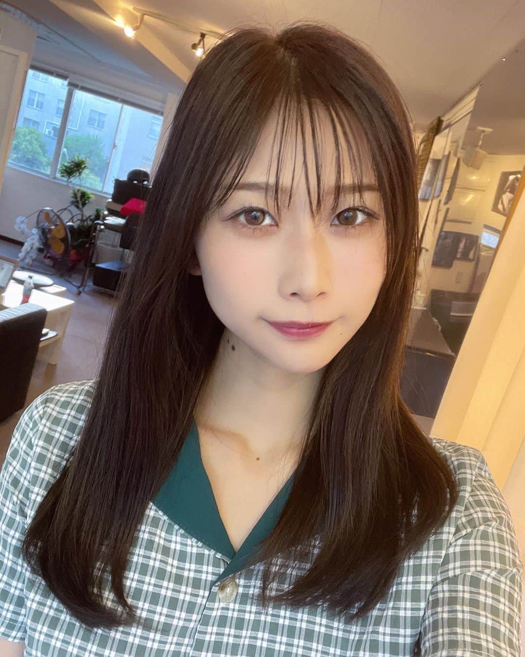 塩野響子のインスタグラム：「⠀みんなおひさ。 自分では気付いてなかったけど激痩せした模様🤔 (大丈夫、ご心配なく。めっちゃ食べてるよ昨日も夜中にラーメン食べたよ割とコッテリ系の) ⠀ みんなは元気？夏バテしてない？ ⠀」