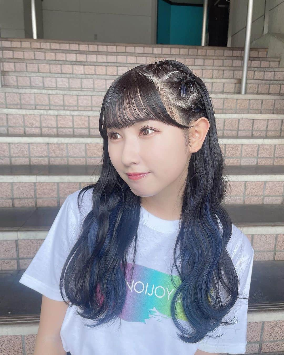 山本杏奈のインスタグラム：「🖤💙🖤  前髪いいかんじだったけど一瞬で水に負けた...笑 でも青のインナーがかわいいからよき この髪型はじめてした〜  フェス前にまつげも行ってきたよー！ まつぱの後はメイクするのたのしい🫶🏻 いつもありがとうございますっ！！ (@kshnnnn )」