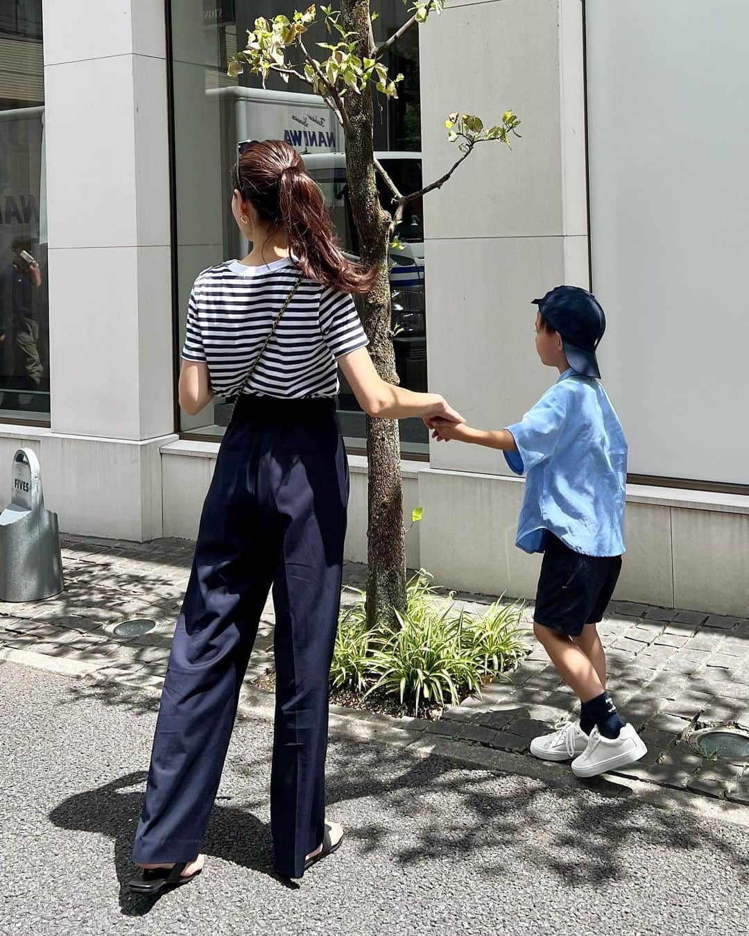 金子麻貴のインスタグラム：「夏休みの宿題や自由研究。 1人でサクサクしてくれたらいいけどまだそうも行かず。親もなかなか大変なものですよね✏️😂  すっかり大きくなって昔みたいにリンクコーデはあまりできないので色味だけネイビーで揃えて🤭💙  ロゴ入りボーダーTはゴールドの刺繍が大人っぽくてザ！カジュアルになり過ぎないところがお気に入り✨  #fashion#outfit#regleam#chanel#zarakids#polo#親子コーデ#ボーダーt#ママコーデ#カジュアルコーデ#シンプルコーデ#ボーダーコーデ#リンクコーデ#夏休み」