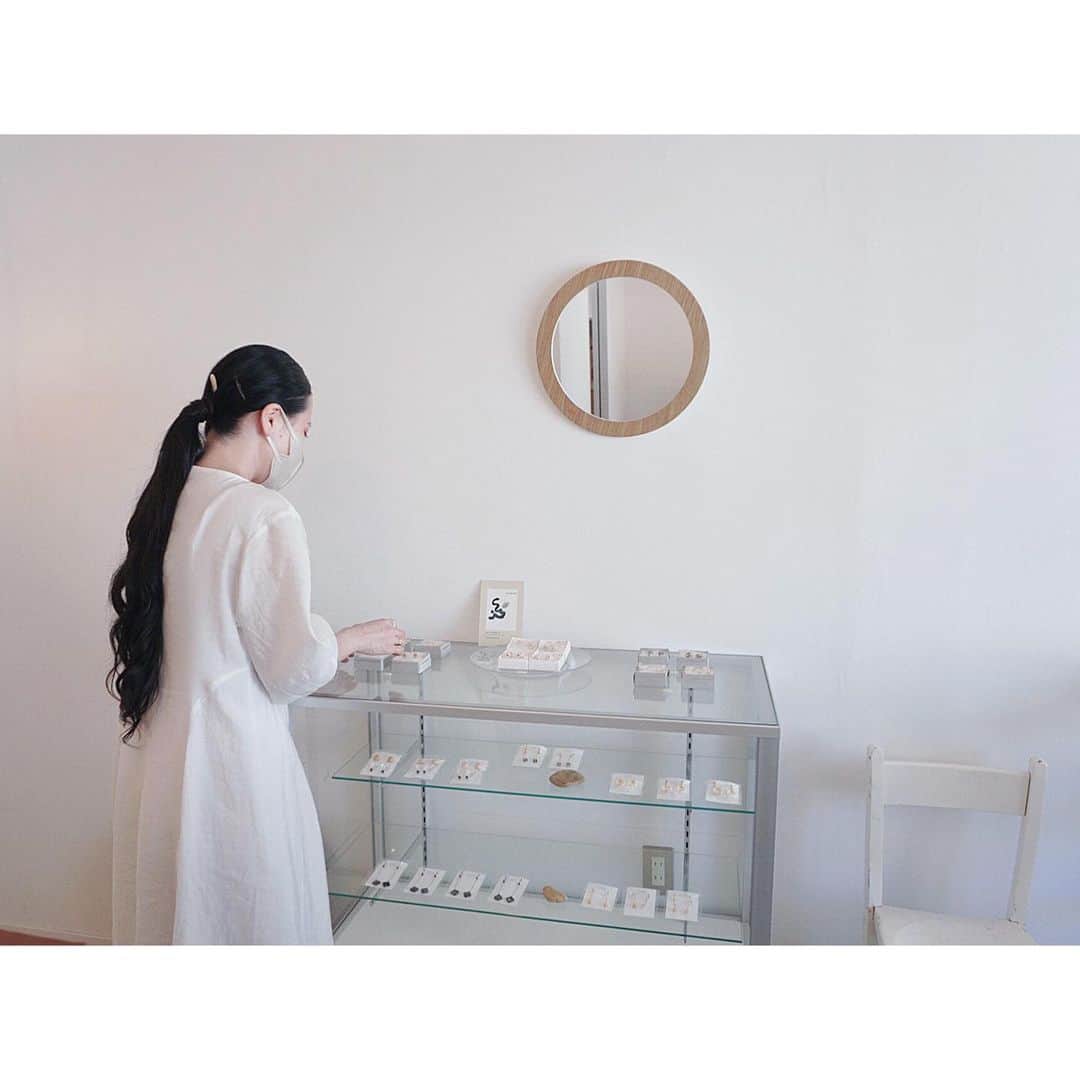 ito no otoのインスタグラム：「𓆇 ..  先日は暑い中 わざわざ足を運んでくださった皆さま 本当にありがとうございました。  アクセサリーでは初めて単独での pop up イベントということもあり、  とても緊張していましたが お客様が本当に優しい方ばかりで。。  Muffの店主さんのひろみさんをはじめスタッフの皆さんもいつも笑顔で和ませてくれて。 無事に楽しみながら終えることが出来ました！  たくさんの方々に 感謝の気持ちでいっぱいです。 本当にありがとうございました。  Muffさんのご好意で 少量ですが、「n o o t o」のアクセサリーを 引き続き置かせていただいております。  イヤカフやリングもありますので 試着してみたい方はMuffさんまで。 よろしくお願いいたします。  今週の8月5日(土曜日)夜7:00〜 online shop も予定しておりますので 楽しみにしていただけると幸いです。 新作も販売します♩  イベントの様子をYouTubeにもあげていますので お暇な時にでもゆるゆると見ていただけると嬉しいです。  --- #accessorynooto」