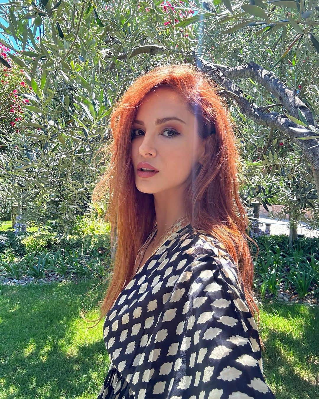 Mine Tugayのインスタグラム：「“Hiçbir resim, her gün gördüğümüz tabiat tablosu kadar güzel olamaz.” 🙏🏻🌿🧿」