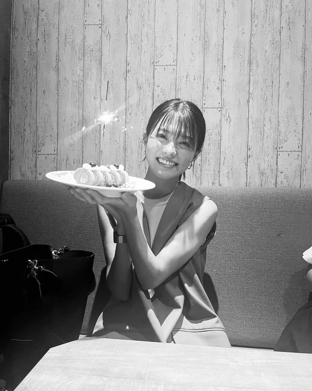 志田彩良のインスタグラム：「地元のお友達がお祝いしてくれました💐」