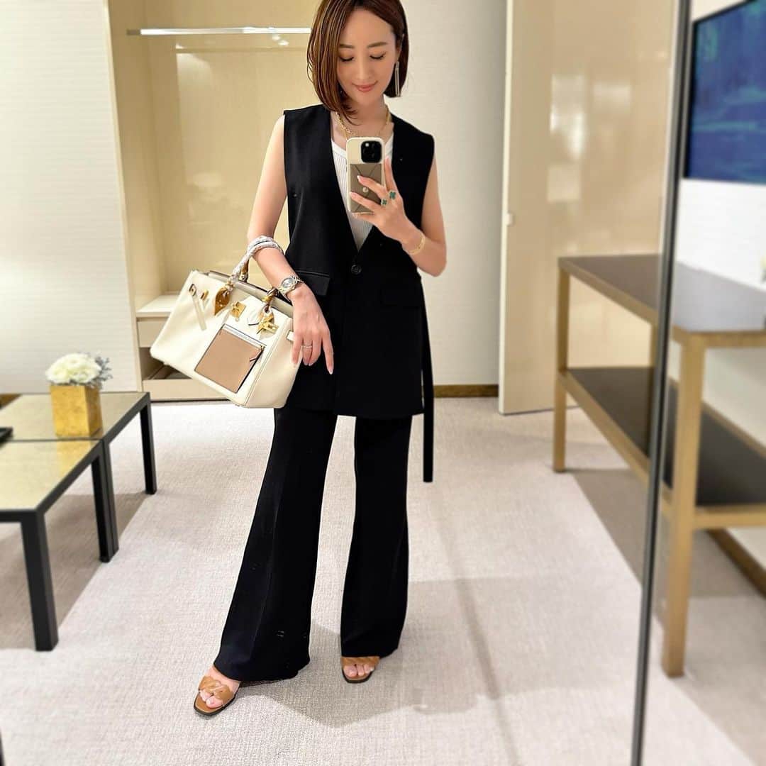 星玲奈のインスタグラム：「なんかフィードがとてつもなく久しぶりの気が😳 ゲリラインスタライブをここ最近頻繁にしていたのですが、昨日は夜遅くの突然のライブにたくさんの方に参加いただきまして ありがとうございました🥹❤️🙏 いつ時間が空くかが中々読めないので 本当に突然になってしまうのですが…また時々やりたいと思います☺️  今日は、予約していたブーツを取りに伊勢丹に行ってからの、ここ数日痛すぎる口内炎のレーザー治療をしに。 何をしてもなかなかよくならない口内炎は レーザー治療すると次の日にはめちゃくちゃ楽になる🥹 夕方やって今もうかなり楽！ 早くいっておけばよかった〜  お洋服は gilet @zara #zara#ザラ tank @uniqlo #uniqlo #ユニクロ bottom @muse_de_deuxiemeclasse #deuxiemeclasse  bag.shoes @hermes #hermes #エルメス でした❤️  #coordinate #fashion#outfit#ootd#instafashion #コーデ#コーディネート#ファッション#ジレコーデ」