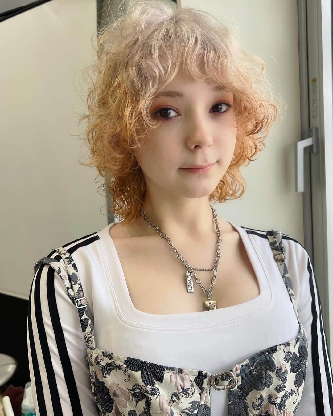 のインスタグラム：「after→before✂️ curly swing wolf  styling by @dance.design_tuner  新作ポッピンフィグ 絶妙な質感のバームミルク  make @leco_takeru  fashion @leco_yuuka @leco_nao  help @leco_amane  color @asiancolor_fes   for @arimino_osaka   大阪にて。 @dance.design_tuner  新作ポッピンフィグのリリースセミナー。 @leco_amane と共に登壇。 後半はプライベートカット実習 来て頂いた皆様ありがとうございました🫶  ちょうどいいゆるめな質感が最高な新作ポッピンフィグ。 ぜひお試しください🕺  #ダンスデザインチューナー #dAnce #スタイリング剤 #セミナー　#心斎橋 #大阪」