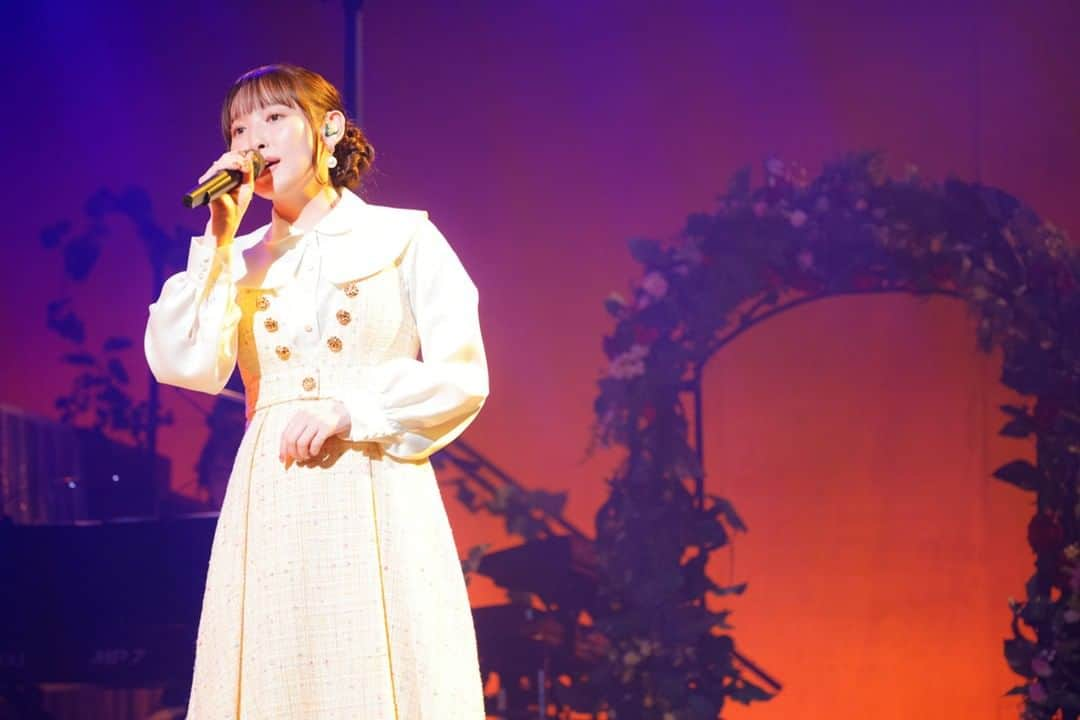 南條愛乃のインスタグラム：「【ツアー2023】WOWOW放送・配信 8/12(土)  南條愛乃 Live Tour 2023 ～ジャーニーズ・トランク～ 2023.4.23〜5.7  　相模女子大学グリーンホール 　NHK大阪ホール 　刈谷市総合文化センター 大ホール 　立川ステージガーデン  ✨✨✨✨✨✨✨✨✨✨ WOWOWさんにて 立川公演の模様が８月１２日 独占放送・配信されます！ ✨✨✨✨✨✨✨✨✨✨  【放送まであと９日】 三日目の写真はなんだか楽しげなやつ〜〜  ステージセットに楽曲イメージのモチーフがあるという話もしましたが EDを担当させていただいた「天才王子の赤字国家再生術」は 作品のキービジュアルをイメージしたコーナーまでありました！  キービジュを参考に、似た感じのアイテムを見つけて用意してくれたんですよ〜！ 愛がすごい！嬉しいですね〜！！  そのエリアで、「ヒトリとキミと」を歌ったシーンもありました。 今回の映像には含まれてませんが、一番自由だったのは愛知公演でしたね。 音の鳴るシャチホコに、伴奏歌わせたりして遊んだりしていました。 映像がないからできることも、、、ある！！！笑  そのシャチホコはおうちに飾ってあります。笑  放送では、ほっこりした楽曲と、珍しく高い位置に座りながら歌っている映像をお楽しみください🤭」