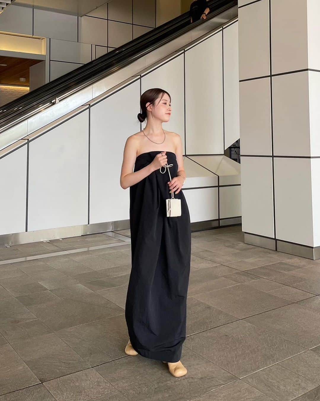 ETRÉ TOKYO ストアのインスタグラム：「@etretokyo  【8/3 New Arrival】 ㅤㅤㅤ ㅤㅤ #ETREナイロンワッシャーベアドレス IVORY / BLACK S.M size ¥29,700(tax in) ㅤ  新宿スタッフ @etretokyo_risa 160cm @etretokyo_sae 168cm ㅤㅤ  ㅤ着用カラー：BLACK 着用サイズ：サンプルの為M着用 ㅤㅤㅤ ㅤㅤㅤ  - - - - - - - - - - - - - - - - - - - - - - - - - - - -  商品詳細はTOPページURLよりチェック🔍 ›› @etretokyo_store  ㅤㅤㅤ スタッフコーディネートも毎日更新中【 #etretokyo_staff_ootd 】をフォロー🐿️  TOPページの"フォロー中"から 気になるスタッフのアカウントをフォロー🤝  ㅤㅤㅤ ㅤㅤ  - - - - - - - - - - - - - - - - - - - - - - - - - - - - ⁡  【INFORMATION】 ⁡ㅤㅤㅤ ⁡ ※ 8/3(木)発売のアイテムは 8/4(金)12:00よりお在庫のある場合、ルミネカード会員様限定で店舗通販のご利用が可能です。  ⁡ ※お電話がつながりにくい可能性がございます。 ⁡ ※また混雑時には入場制限及び 試着点数の制限を設けさせて頂きます。 予めご了承ください。 ⁡ ⁡ ご理解、ご協力を賜りますよう 心よりお願い申し上げます。   ㅤㅤㅤ 【LUMINE SHINJUKU STORE】 ETRÉ TOKYO ルミネ新宿2店 TEL：03-5989-0979  ー営業時間ー (平日、土日祝)11:00-21:00 ⁡ #etretokyo#etre#fashion#etretokyoshinjuku #etre#2023etre#etretokyo_staff_ootd#2023aw #ルミネ新宿2 #新作紹介 #秋ファッション #秋スタイル #スタッフスナップ #シンプルコーディネート#シンプルファッション #白黒コーデ #ワントーンコーディネート #オケージョンワンピース #オケージョンコーデ #黒ワンピ #高身長女子コーデ」