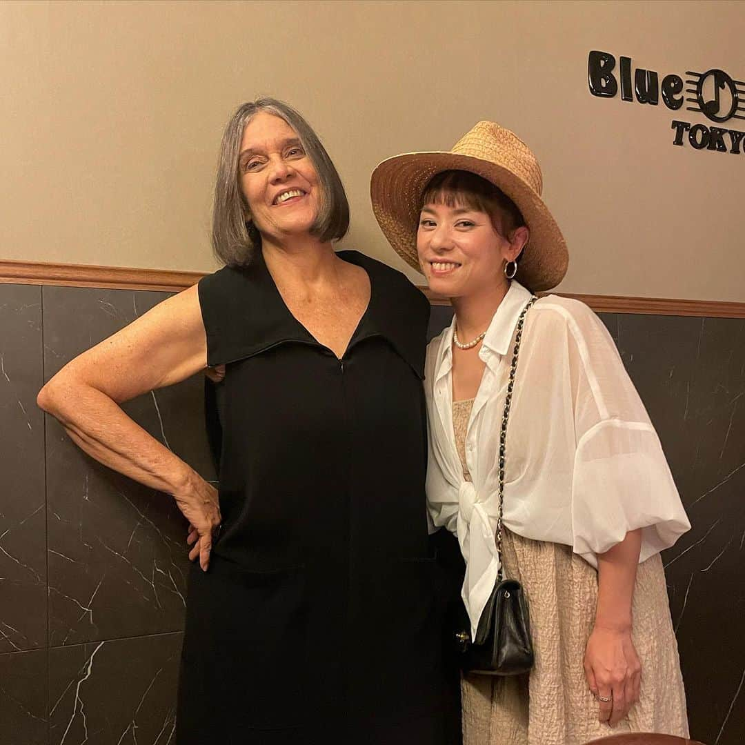 azumiのインスタグラム：「うわー！ ジョイスさんに会えたー！ 先日の　@bluenotetokyo 公演最高でした😭 本当にアメイジングな声とリズム バンドのアンサンブル！ 生きてて良かった  #bluenose #bluenotetokyo #loyce  #joycemoreno #azumi #wyolica」