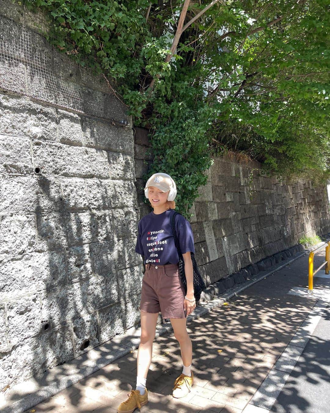 鈴本美愉のインスタグラム：「@muleau_official  Muléau Marketで完売した全アイテムが、Muléauオンラインストアにて明日4日 19:00〜販売スタートします🙌✨  Tシャツ、トートバッグ、マグカップなどなど.. そして イラストレーター @matobakkusu さんとのコラボアイテムも‼︎  明日お楽しみに🌻🌻」