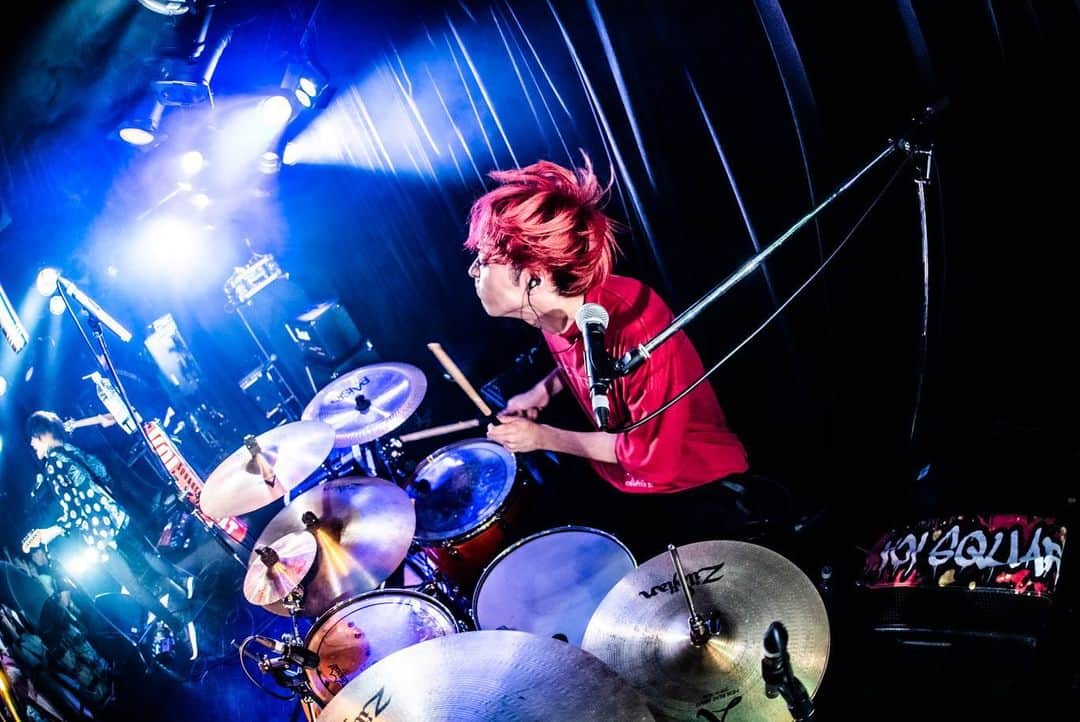 Hasshi（はっしー）のインスタグラム：「2023.7.19 大阪 梅田BananaHall  Thanks!!🥁  Photo @lyyyyycoris761   #voisquarecat #drums #drum #drummer #ドラマー #ドラム #ドラム男子 #sakae #sakaedrums #sakaeosakaheritage #paiste #🥁 #fashion #ライブ写真 #livephoto」