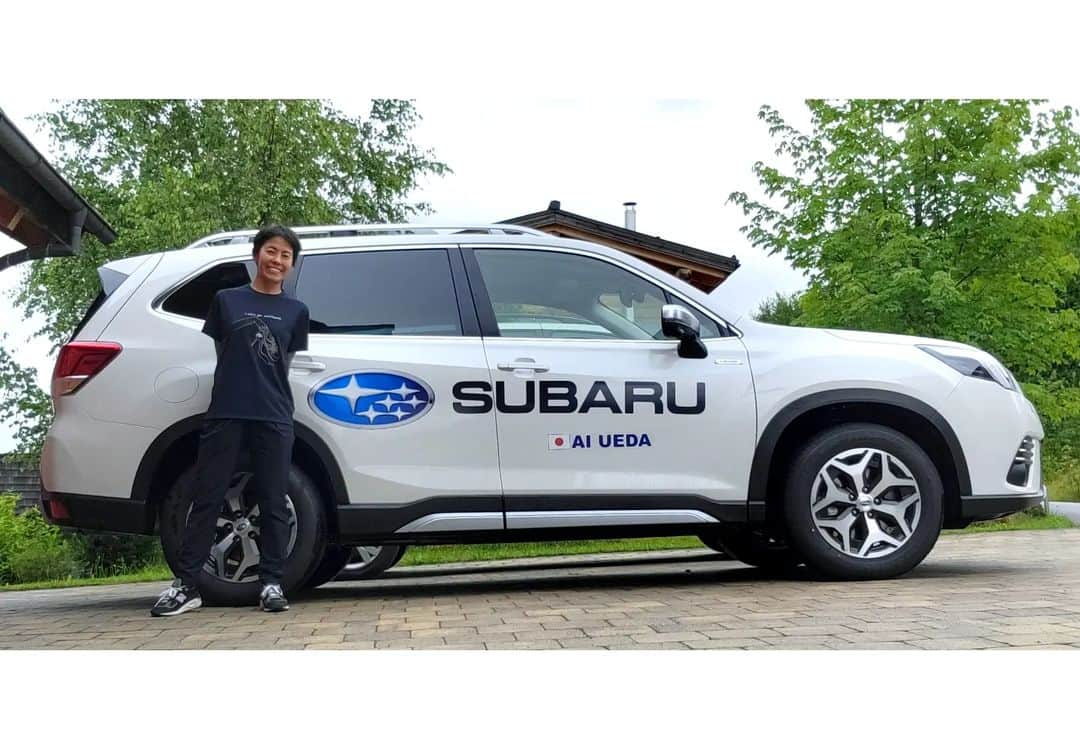 上田藍のインスタグラム：「.  🚙🚙🚙🚙🚙🚙🚙🚙🚙🚙🚙✨  この度、SUBARU オーストリア様🇦🇹にヨーロッパ遠征中の車のサポートをしていただけることとなりました。  本日ザルツブルクに到着し、皆様に快く迎え入れていただきました🤗✨サポートをしていただき、感謝感激です。  SUBARUのFORESTER🚙✨ ネームラッピングをして下さっていて、有難いサプライズに『頑張るぞ😳❗』とパワーをいただきました。  そして、ザルツブルクからラムサウまで快適な陸路移動(約1時間🚙💨🎶)を経て、いつもお世話になっているオーストリア🇦🇹の拠点  @appartement_grossegger に到着しています。  ラムサウは、毎年ヨーロッパで転戦をしていくときの強化拠点として通いつめて、10年以上となります🏔️💓🤗  SUBARUさんとのご縁もラムサウに在住されているグロスエッガー久美子さんに繋いでいただきました😌✨いつもありがとうございます。  レースに向けて、大好きなラムサウでしっかり仕上げていきます！  ご縁に感謝🌿 サポートに感謝🍀  #subaru #FORESTER #ramsau🇦🇹 #全てを力にかえて✨ #鍛え上げていきます🌟 #ありがとうございます」