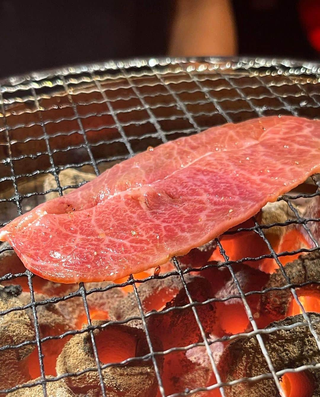 三好ジェームスのインスタグラム：「ミスジの薄切り！  焼肉ヨーコさんで有田牛を使ってもらっています！  @yakinikuyoko   須藤さんがカットして焼いてくれた有田牛のミスジは絶品です🤤🤤🤤  甘みの強い霜降りと赤身の旨味の両方を味わえます。  #ミスジ #ウデ #希少部位 #有田牛 #宮崎牛 #宮崎有田牛 #aritawagyu #和牛 #焼肉ヨーコ #焼肉 #yakiniku #nikujille」