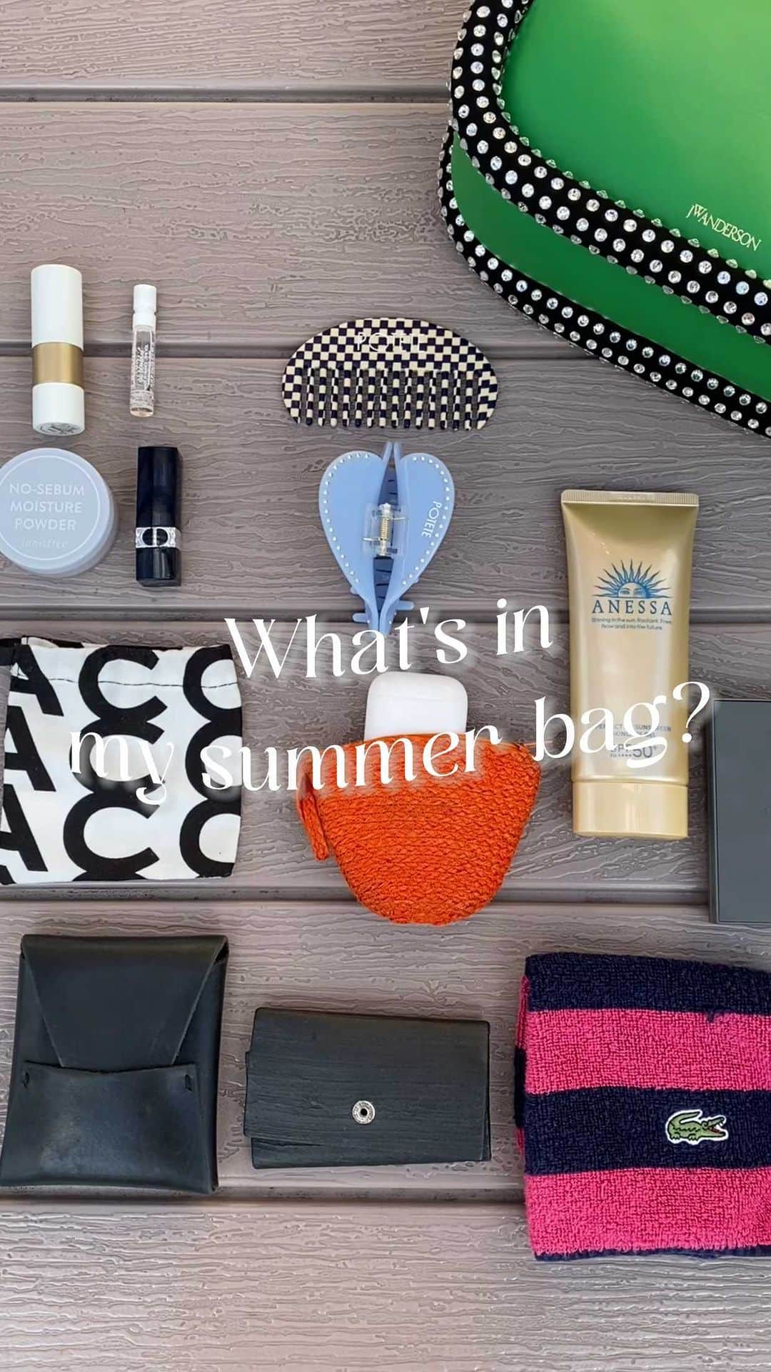 のインスタグラム：「WHAT'S IN MY SUMMER BAG? BY HANKYU.MODE 3F MODESTAFF  ついつい気になる、おしゃれな人のバッグの中身第2弾。 今回は3F モードフロアで働く、4人のスタッフのリアルなお出かけバッグの中身を大調査！ 暑い夏、太陽の陽射しを乗り越える、おすすめアイテムも必見！  詳しくはプロフィールURLをチェック！@hankyumode  ※ご紹介のアイテムはスタッフ私物です。  #whatsinmybag #バッグの中身  #hankyumode #hankyu #阪急うめだ本店 #うめはん #ファッション  #置き画 #持ち物 #鞄 #財布 #ポーチ #鞄の中身 #置き画くら部 #スタッフ私物 #夏バッグ #maisonmargiela #jwanderson #jilsander #potete」