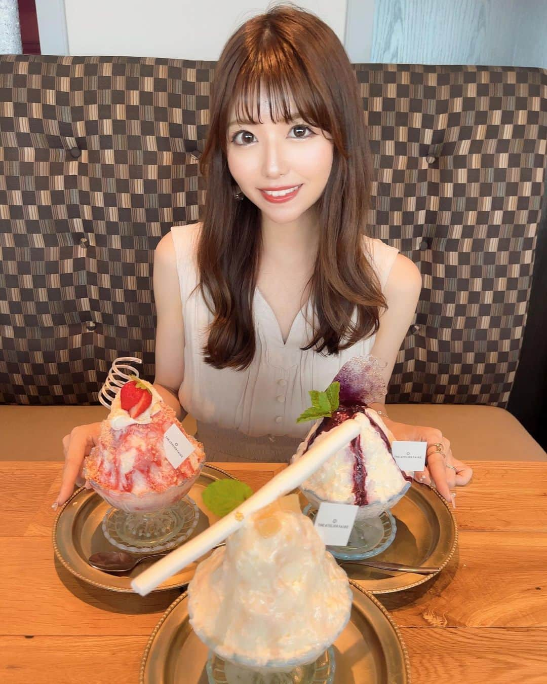 木村優凛のインスタグラム：「*** 《 The Atelier Faire 名古屋駅前店 》 * 📍名古屋/中村 * 去年も行列のできた 大人気のかき氷🍧屋さんに行ってきたよ‎𓂃 𓈒𓏸  今年からの新作メニュー追加されて かき氷の種類は全部で9種類あったよ𖤐´-  どれにしようか迷って迷って選びきれず レギュラーサイズ4種類も食べた🤣♡  ▽苺タルト氷 🍓  ▽ブルーベリーヨーグルト氷 🫐  ▽桃とパンナコッタ氷 🍑  ▽なめらかブリュレ氷 🍮  ふわっとしていて口の中ですぐに熔けて 本当に美味しかった…🥹♡  こんなに食べても頭がキーンってならない🤣笑 (ここ大事☝🏻←)  この4種類の中で ゆりのおすすめは苺タルト氷だよ🥰  見た目も可愛くて 苺たっぷりのソースが最高⸝⸝⸝♡  名古屋駅からすぐのところにあるから ぜひみんな行ってみてね☺️*。 * * * #theatelierfaire #theatelierfaire名古屋駅前店 #中村区カフェ #愛知カフェ #名古屋カフェ巡り #名古屋カフェ #名古屋 #栄カフェ #名古屋スイーツ #名古屋かき氷 #名古屋カフェ巡り #cafe #cafe巡り #カフェスタグラム #韓国カフェ #癒しカフェ #カフェデート #フォトジェニック #スイーツ巡り #カフェ巡り #カフェ好き #カフェめぐり #女子旅 #女子会 #インスタ映え #休日の過ごし方 #スイーツ #甘党女子 #カフェ活  #北欧カフェ #あいなご」