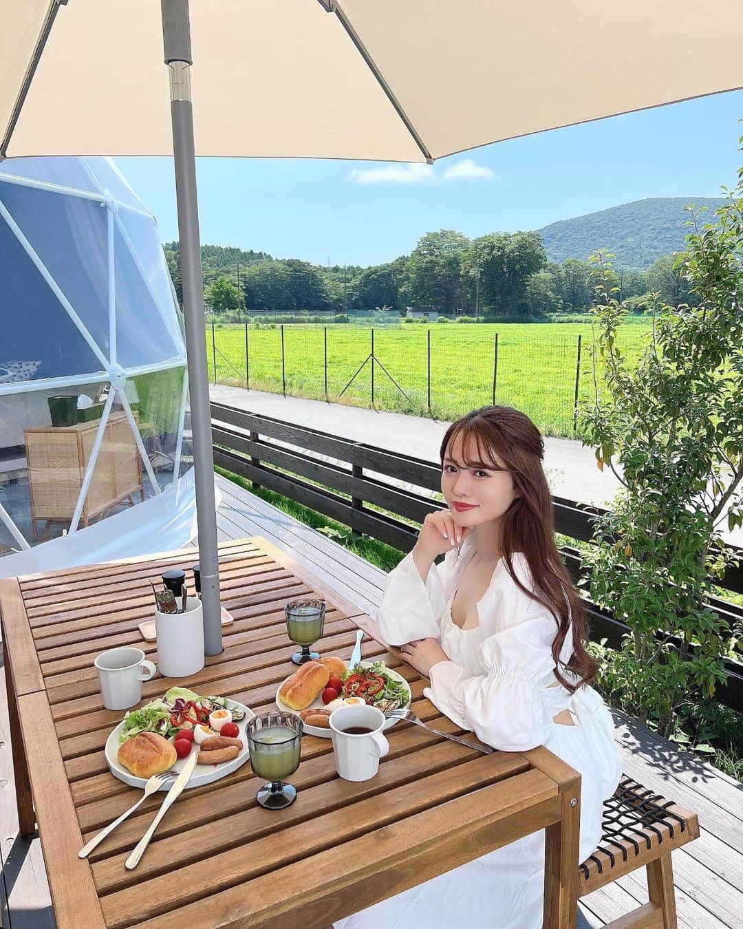 Isakoのインスタグラム：「大自然の中でmorning🍽️💕 　 富士山の麓、山名湖にある素敵な グランピング @kanoa.fujiyamanakako 🫧 フォトバージョン✨✨ 　 @resort.glamping_com    ドームテントも露天風呂、 バーベキュースペースもどこも素敵☺️🫶 　 アウトドアがとっても楽しかったです💕 　 　 また行きたい🫶 　 　 　  　  　 #アウトドア#グランピング#キャンプ#グランピングキャンプ#富士山#週末旅行#週末デート#週末キャンプ#おでかけ#おでかけスポット#ドライブ」