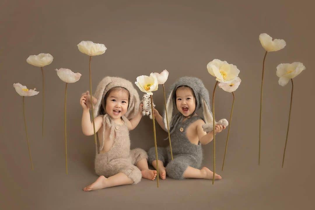NANAのインスタグラム：「🩷🌼🐰🐰🌼🩷 #twins #happy2ndbirthday  うさたんバージョンも！！！ ピ〜カブ〜〜〜🙈🙈💕してるところ笑✨ とっっても素敵に撮ってもらいました🥹 かおるさんがいい表情をたくさん引き出してくれて タネタネもよく笑ってほんと楽しそうで🫶🏻 それを見てるママとパパも爆笑！😹🤍 ✨最高の2歳の思い出✨  ニューボーンフォトはもちろんのこと、、 キッズフォトで迷い中の方！かおるさんに相談してみて欲しいです🤲🏻💞 かおるさんのセンスも人柄も大好き🧡 @cozynap_newbornphoto  まだまだあるので、また載せちゃいます…笑🥹  #タネタネ記録 #双子」