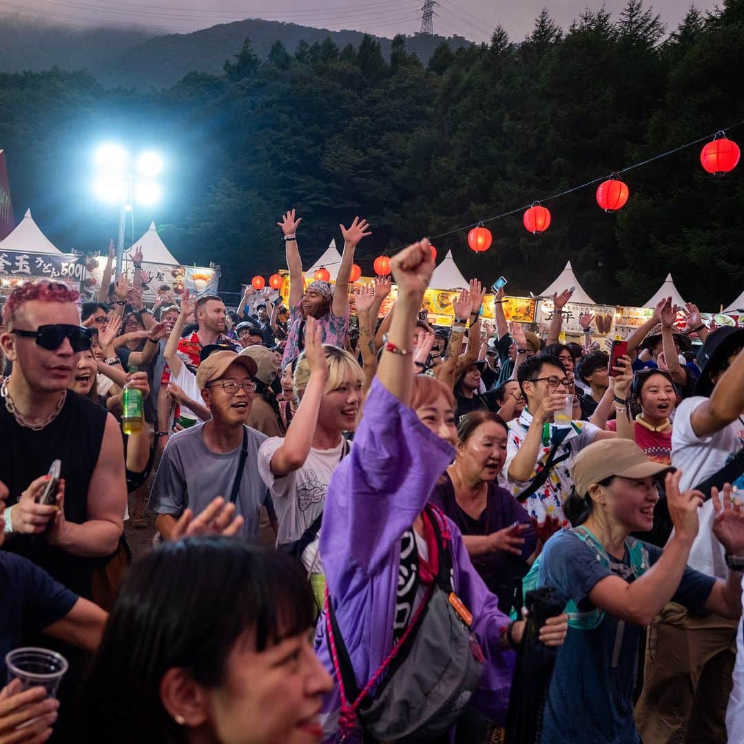 フジロック・フェスティバルのインスタグラム：「Just a week ago!! 1週間前の今頃は前夜祭🎆🏮  Photo: @uchutaishi_star  #fujirock #fujirockfestival #フジロック #苗場」